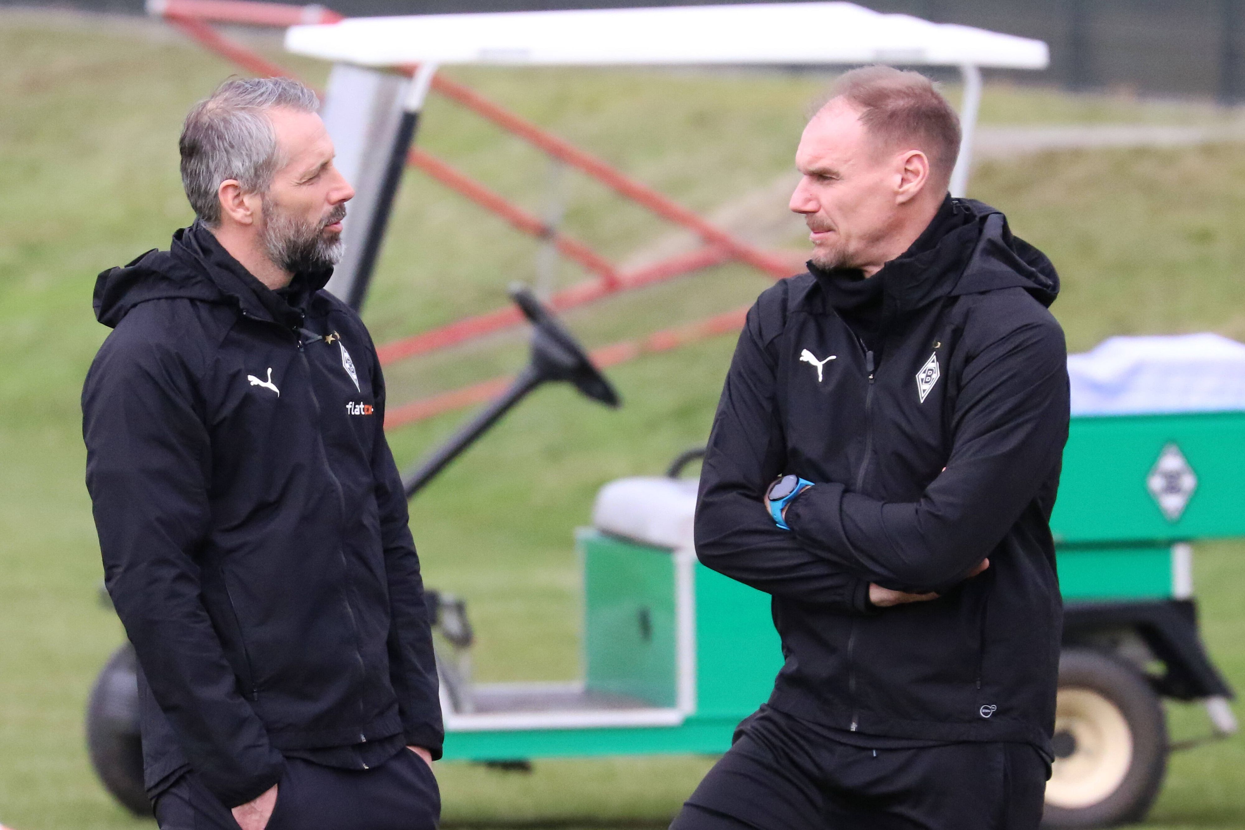 Marco Rose und sein Co-Trainer Alexander Zickler (r.) unterhalten sich beim Training.