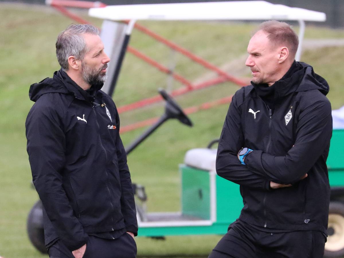 Marco Rose und sein Co-Trainer Alexander Zickler (r.) unterhalten sich beim Training.