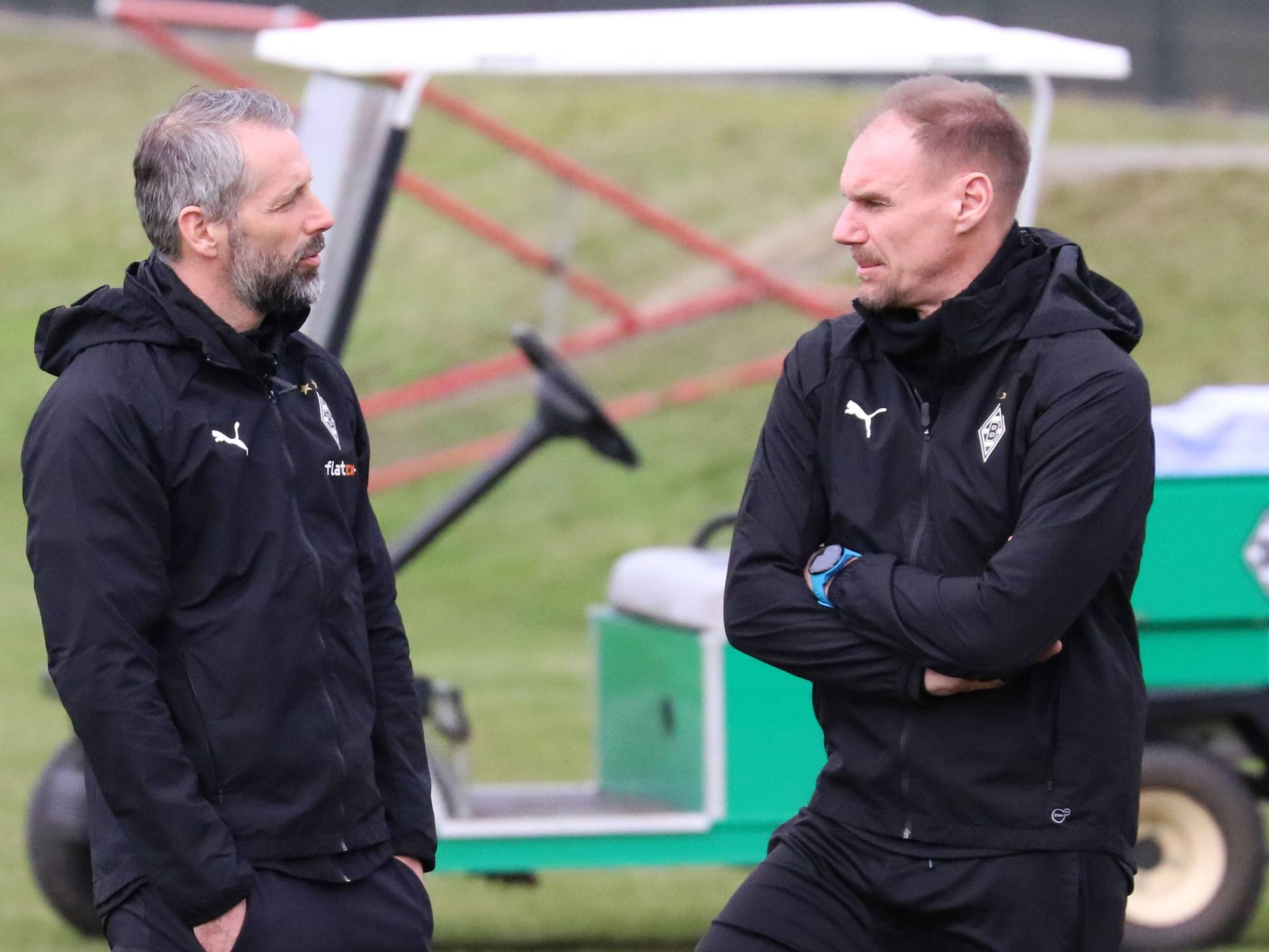 Marco Rose und sein Co-Trainer Alexander Zickler (r.) unterhalten sich beim Training.