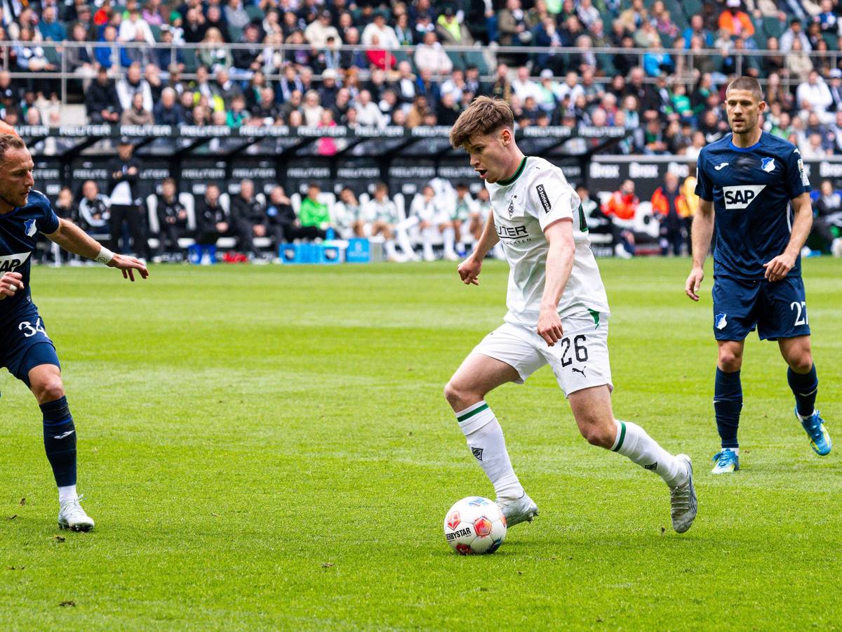 Lukas Ullrich dribbelt gegen Vladimir Coufal