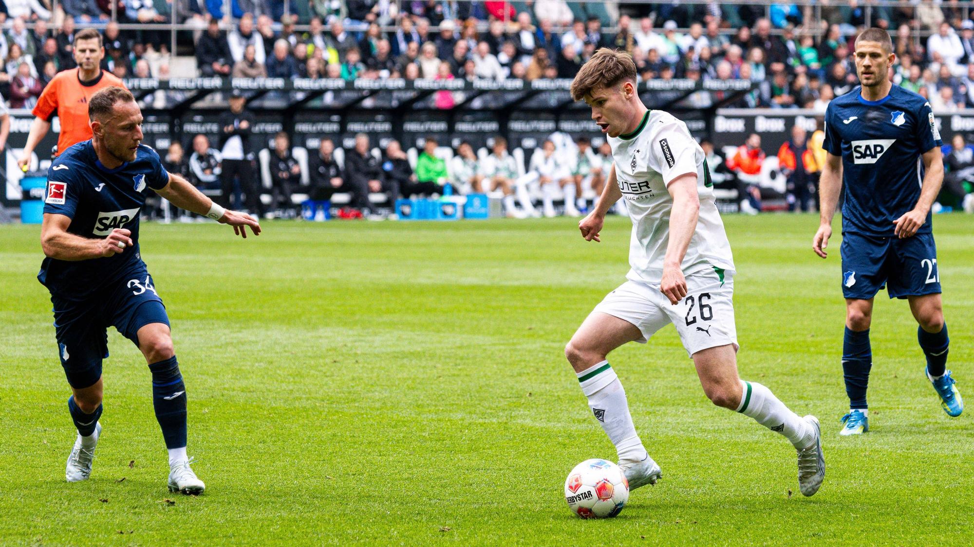 Lukas Ullrich dribbelt gegen Vladimir Coufal