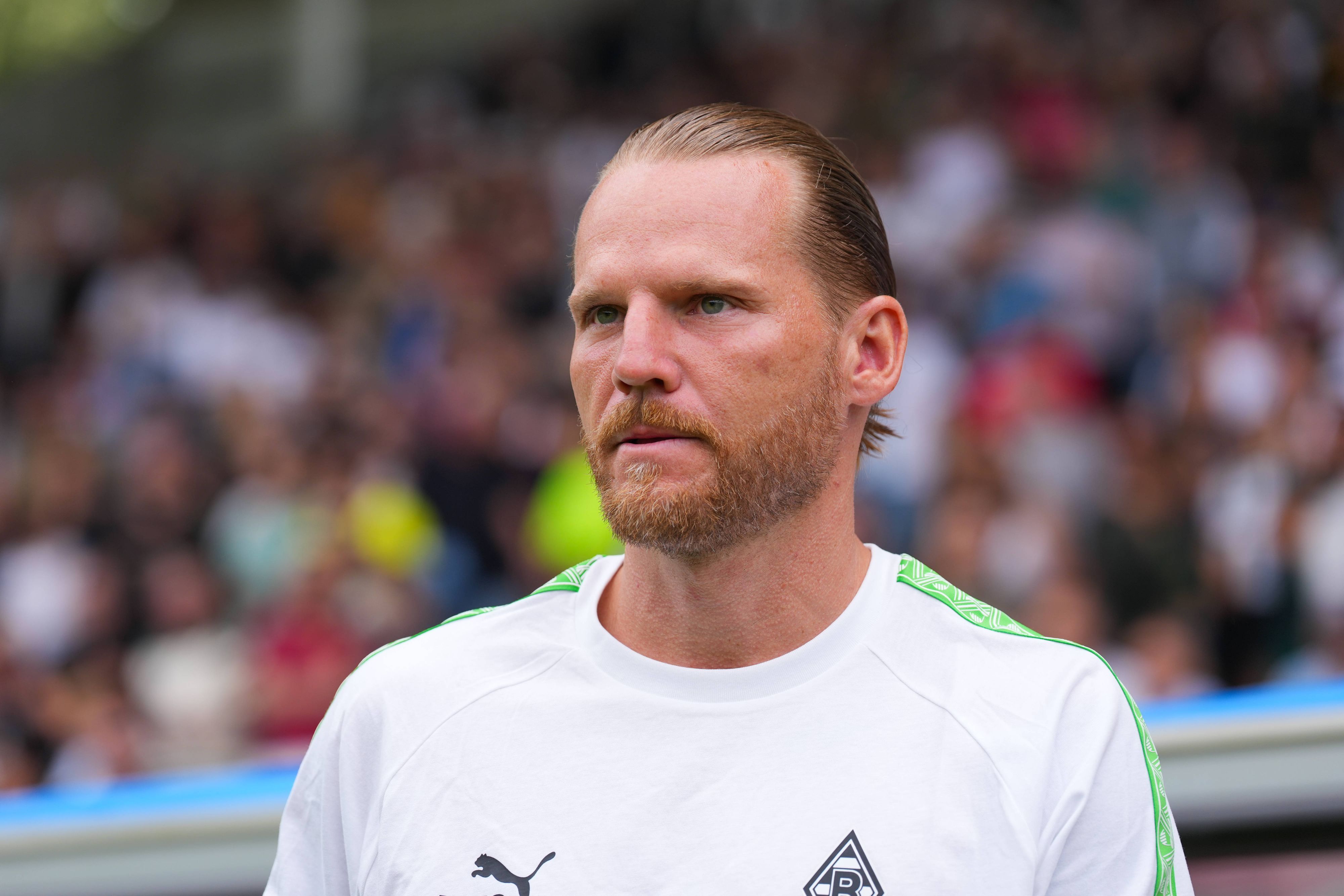 Trainer Eugen Polanski steht im Stadion.