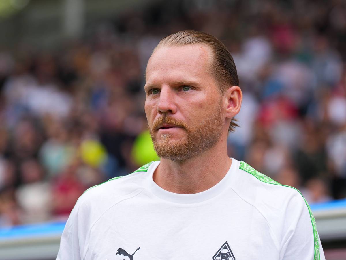 Trainer Eugen Polanski steht im Stadion.