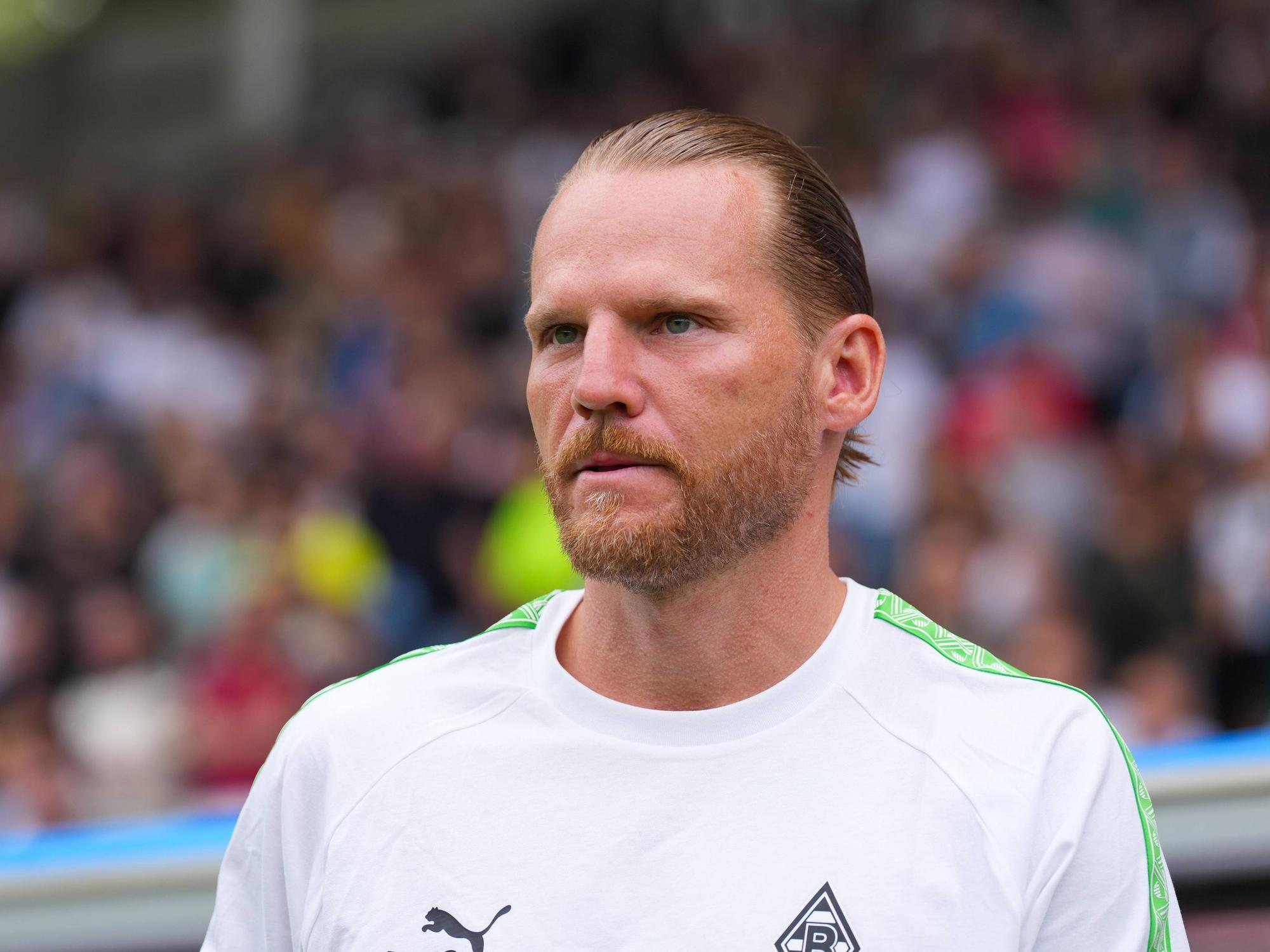 Trainer Eugen Polanski steht im Stadion.