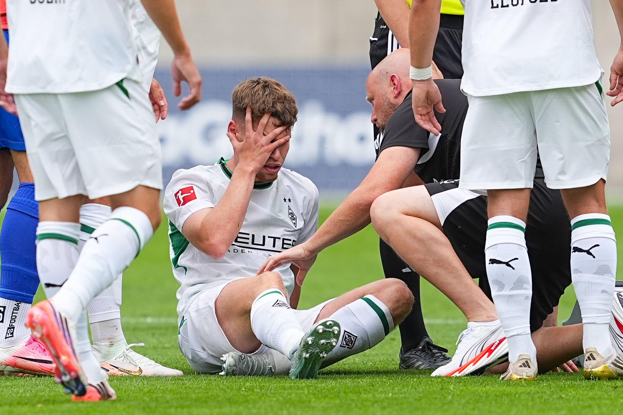 Behandlungspause für Lukas Ullrich im Gladbach-Test.