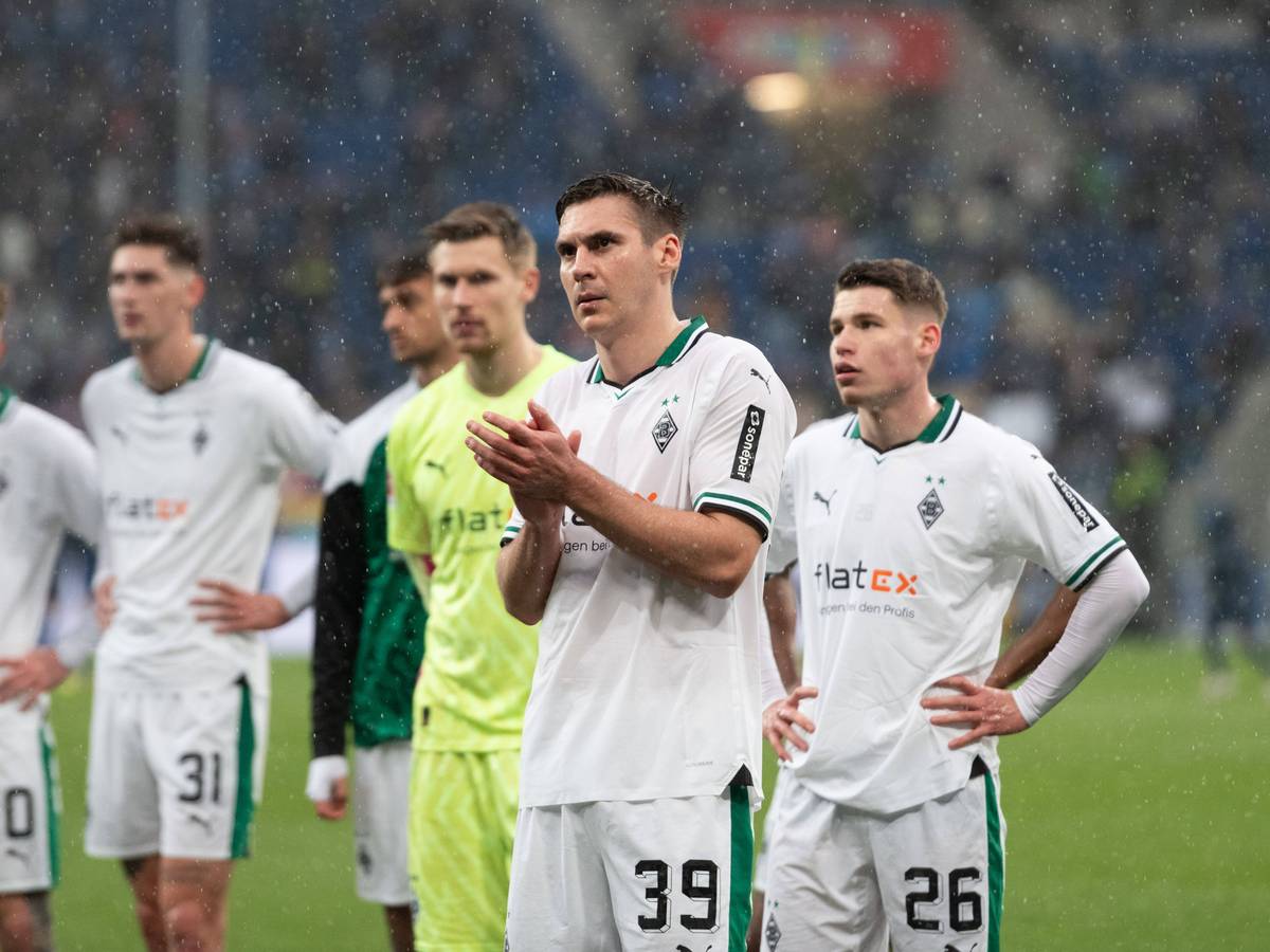 Die Spieler von Borussia Mönchengladbach applaudieren in Richtung ihrer Fans.