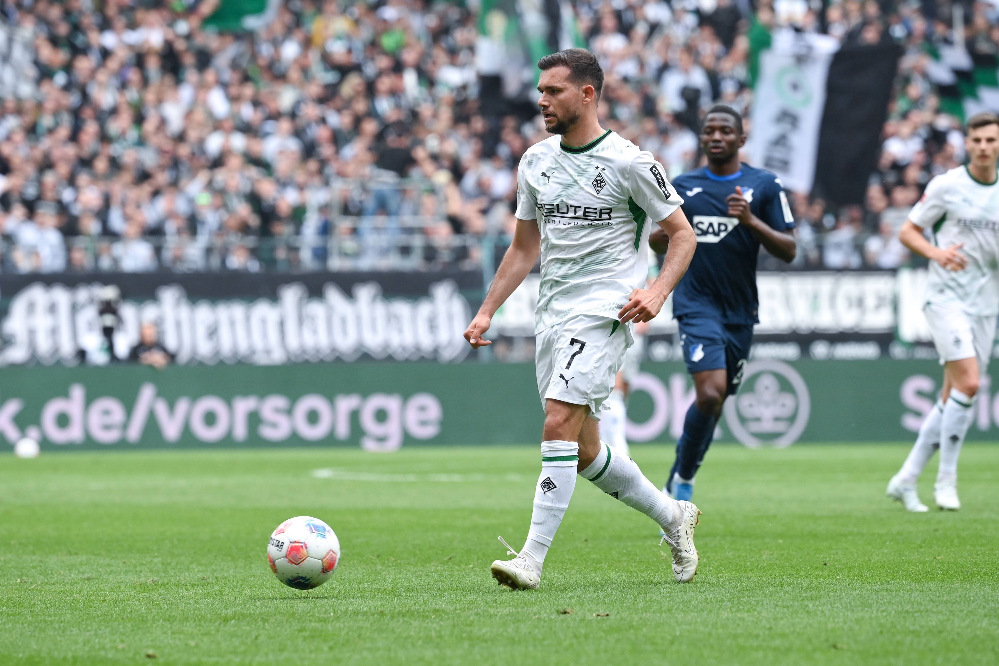 Gladbachs Kevin Stöger dribbelt im Spiel gegen Hoffenheim.