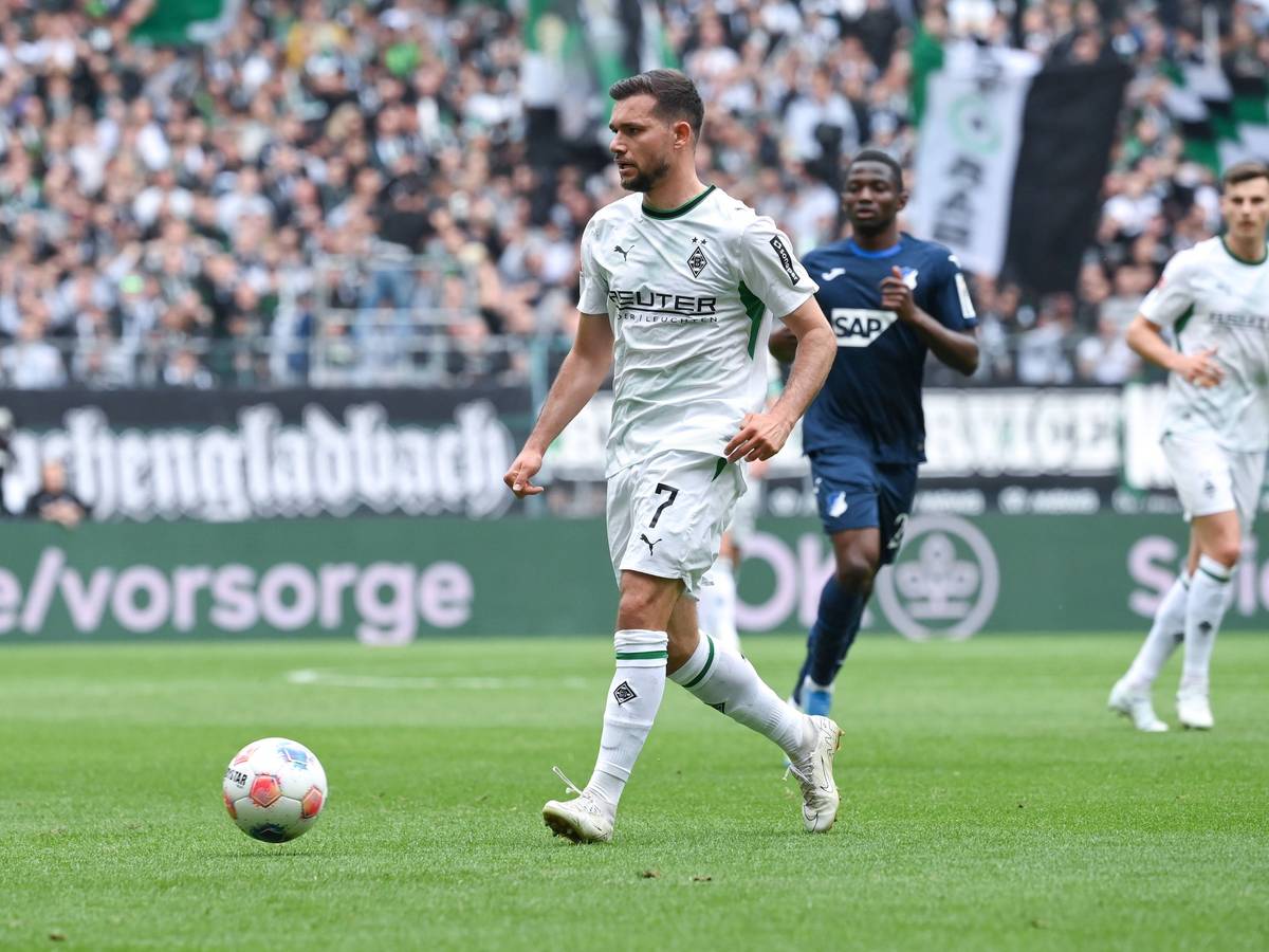 Gladbachs Kevin Stöger dribbelt im Spiel gegen Hoffenheim.