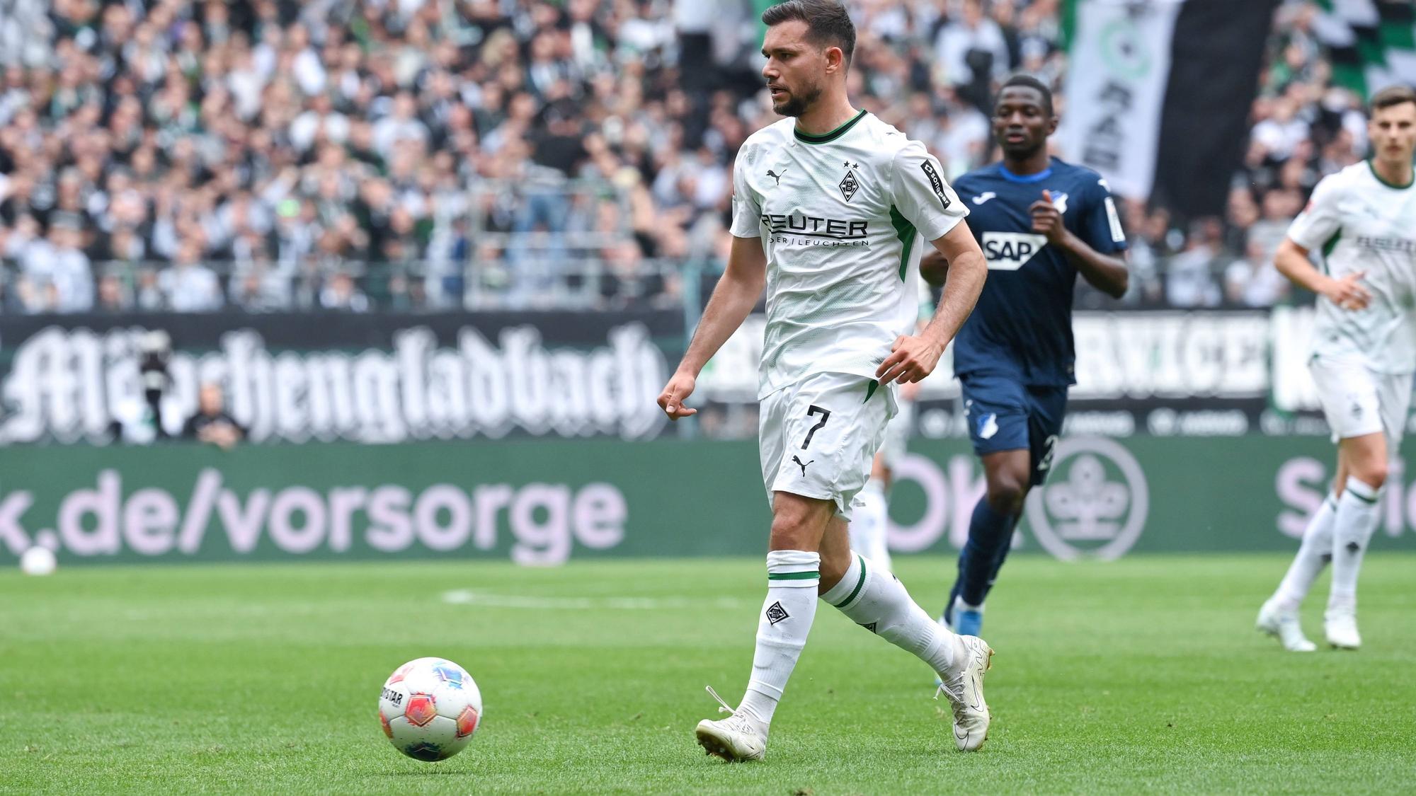 Gladbachs Kevin Stöger dribbelt im Spiel gegen Hoffenheim.