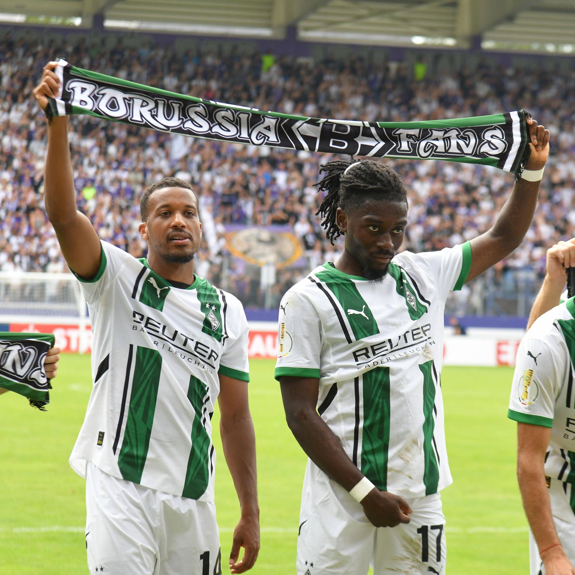 Alassane Plea und Manu Kone verabschieden sich mit Schal von den Gladbach-Fans.