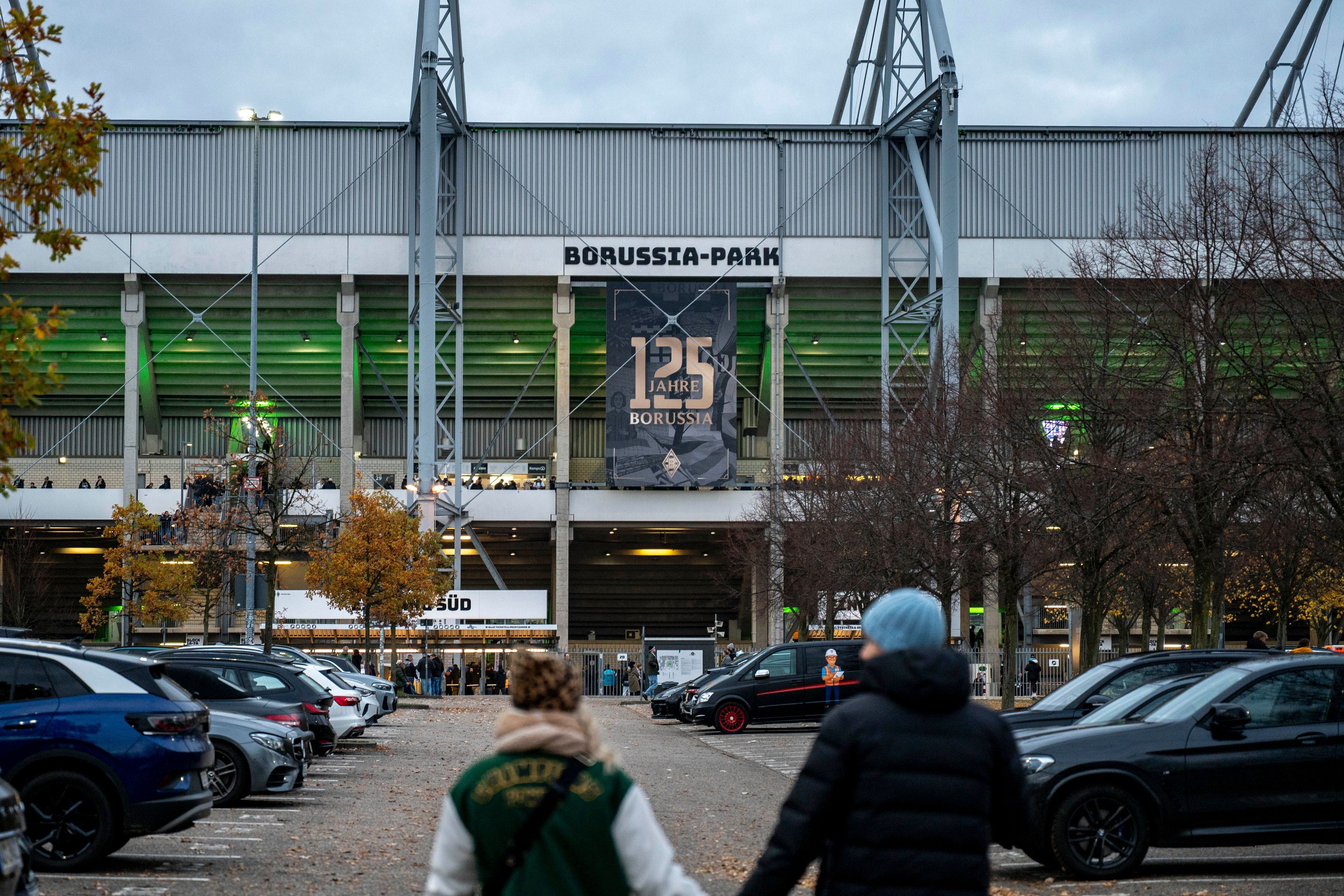 Blick auf das Stadion während die Fans zum Spiel kommen.