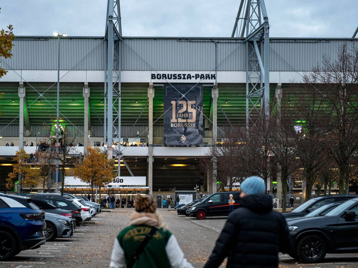 Blick auf das Stadion während die Fans zum Spiel kommen.