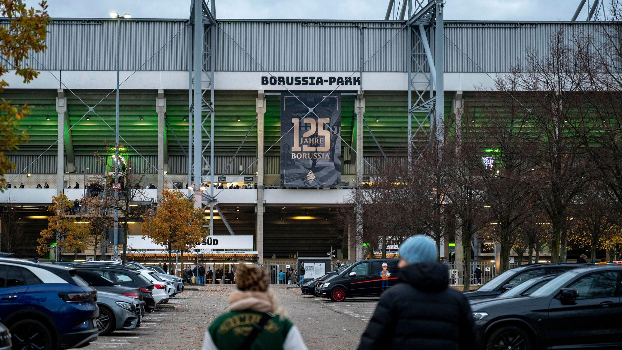 Blick auf das Stadion während die Fans zum Spiel kommen.