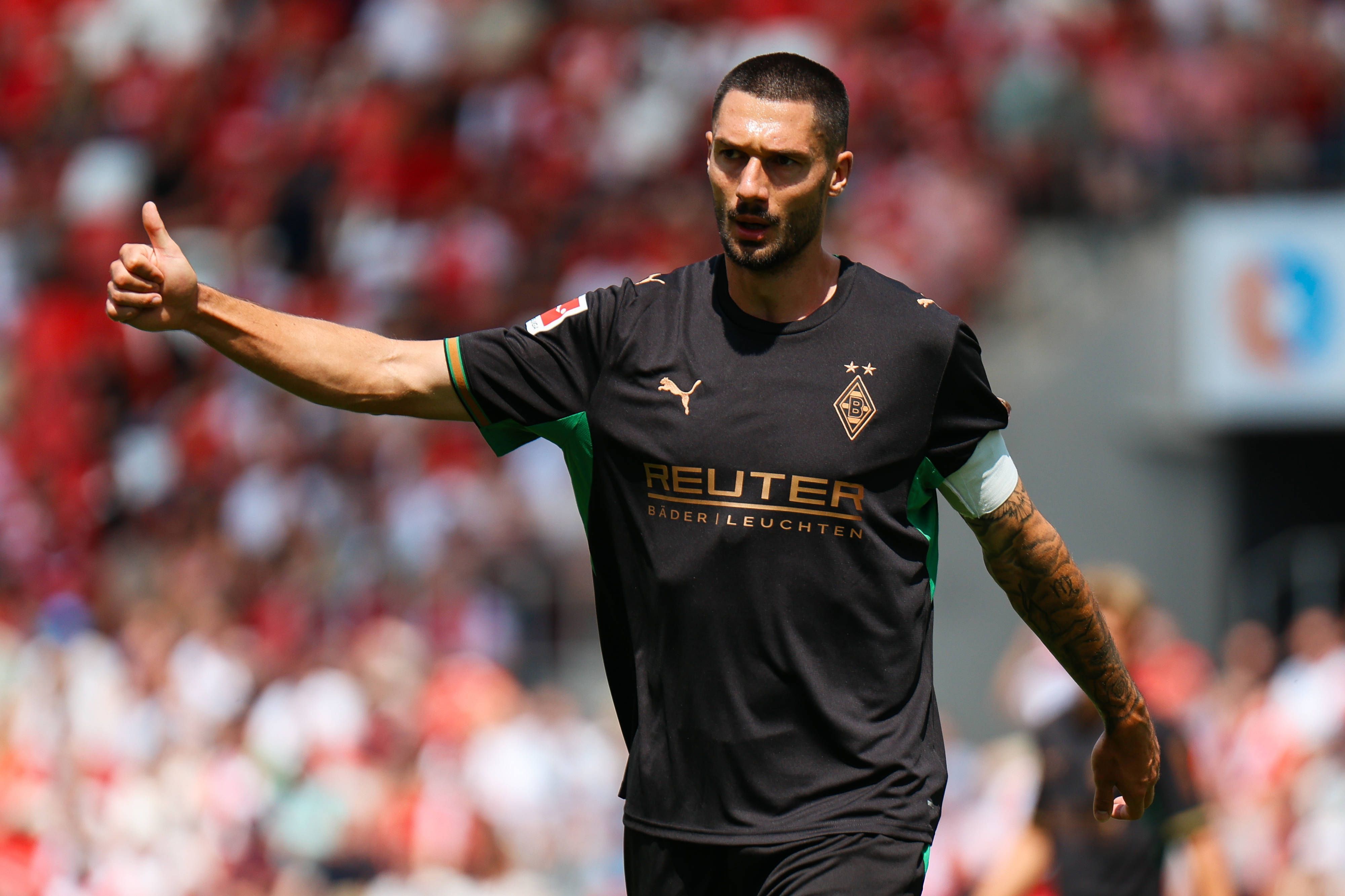 Tim Kleindienst steht für Borussia Mönchengladbach auf dem Rasen.