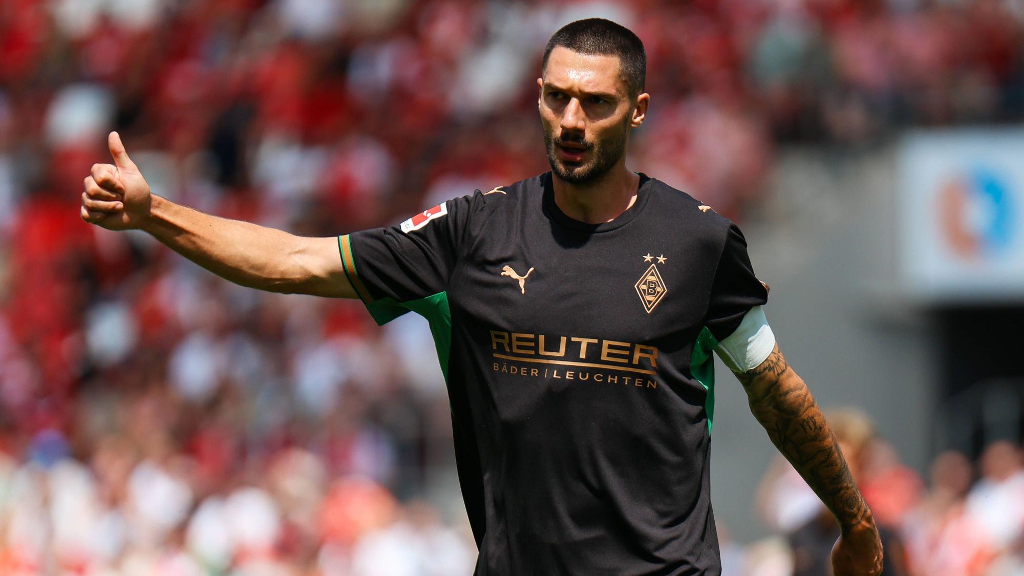 Tim Kleindienst steht für Borussia Mönchengladbach auf dem Rasen.
