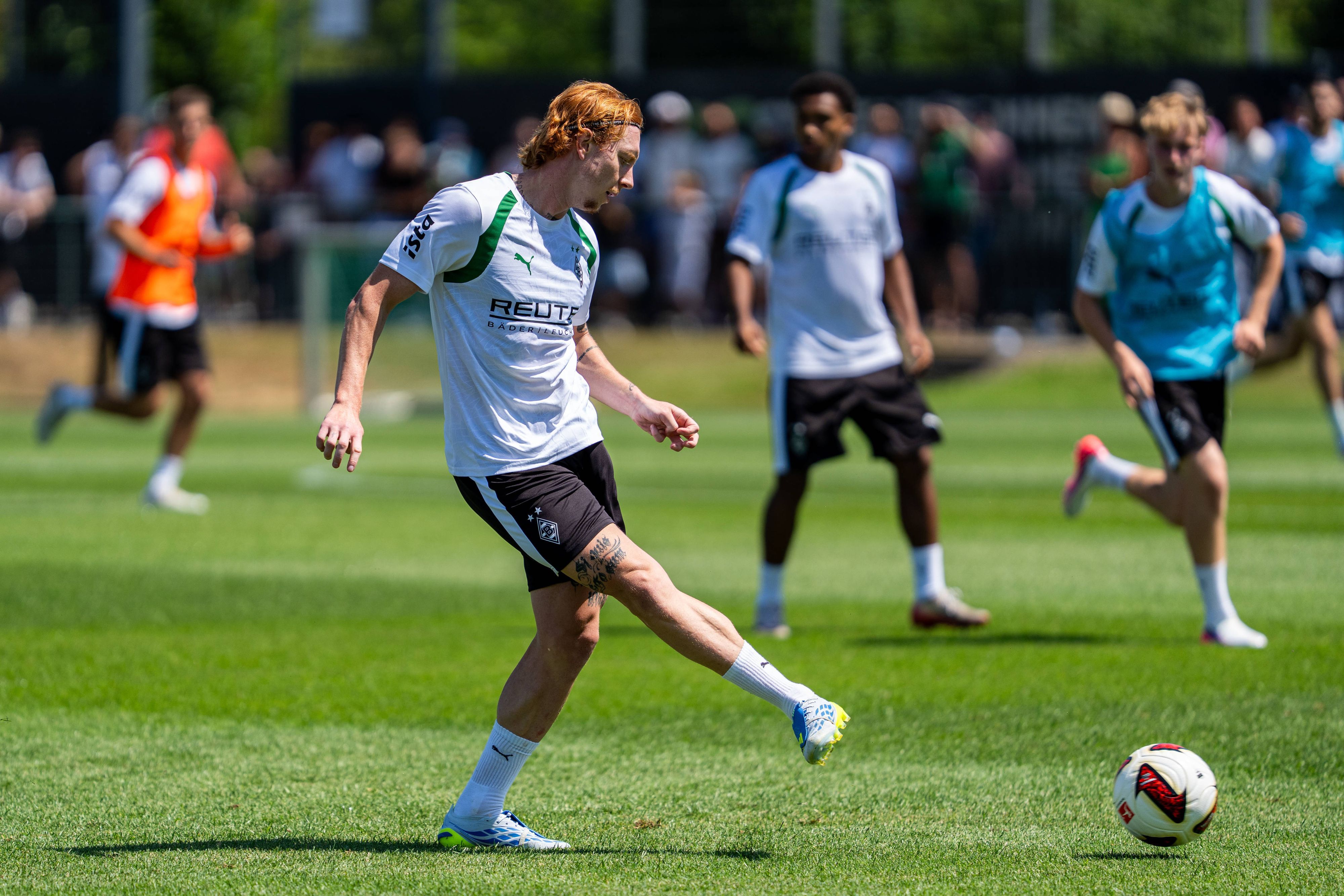 Yukhym Konoplia im Training mit dem Ball am Fuß.