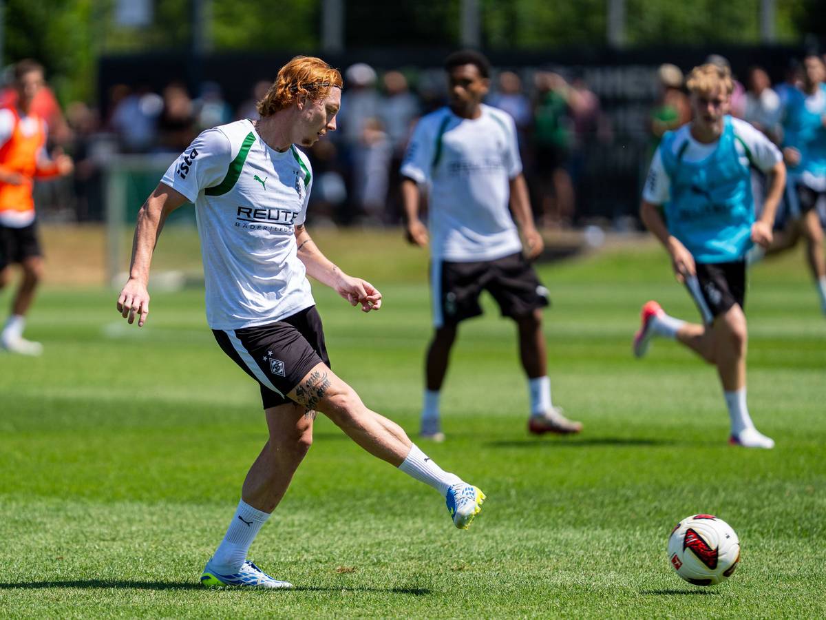 Yukhym Konoplia im Training mit dem Ball am Fuß.