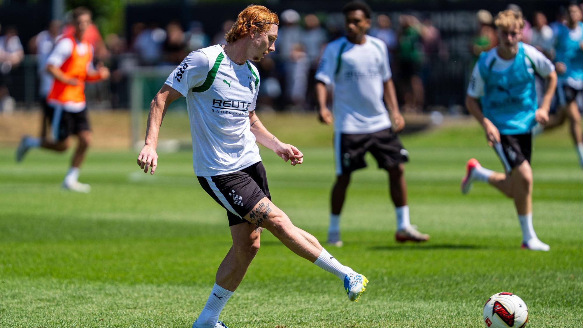 Yukhym Konoplia im Training mit dem Ball am Fuß.