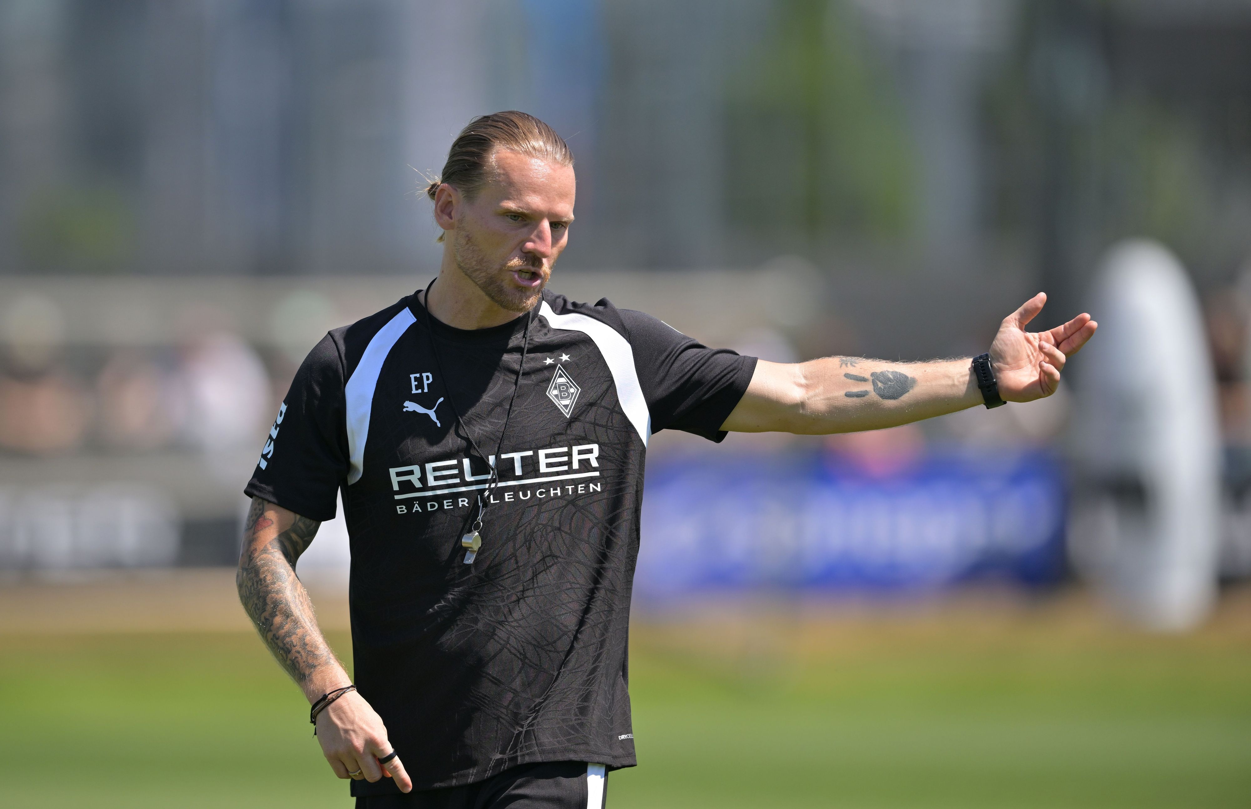 Trainer Eugen Polański gibt Anweisungen beim Training.