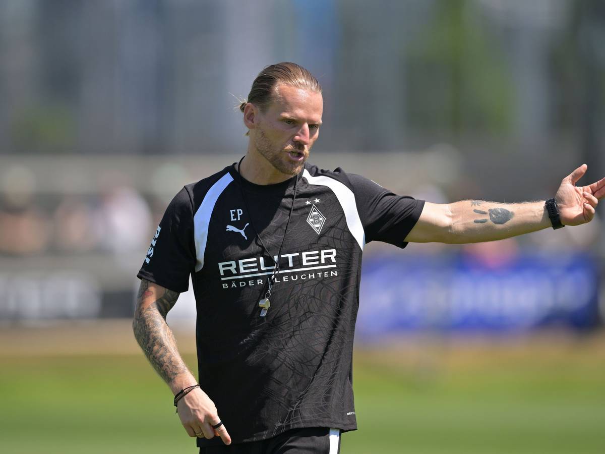 Trainer Eugen Polański gibt Anweisungen beim Training.