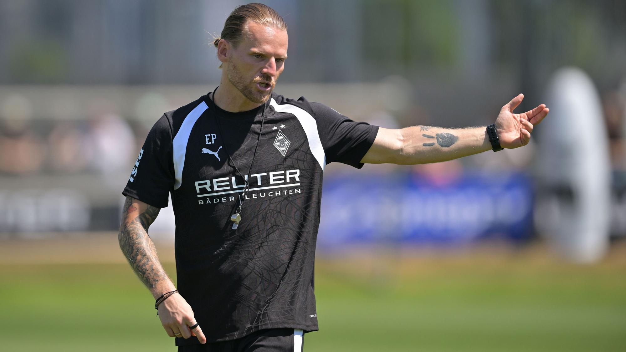 Trainer Eugen Polański gibt Anweisungen beim Training.