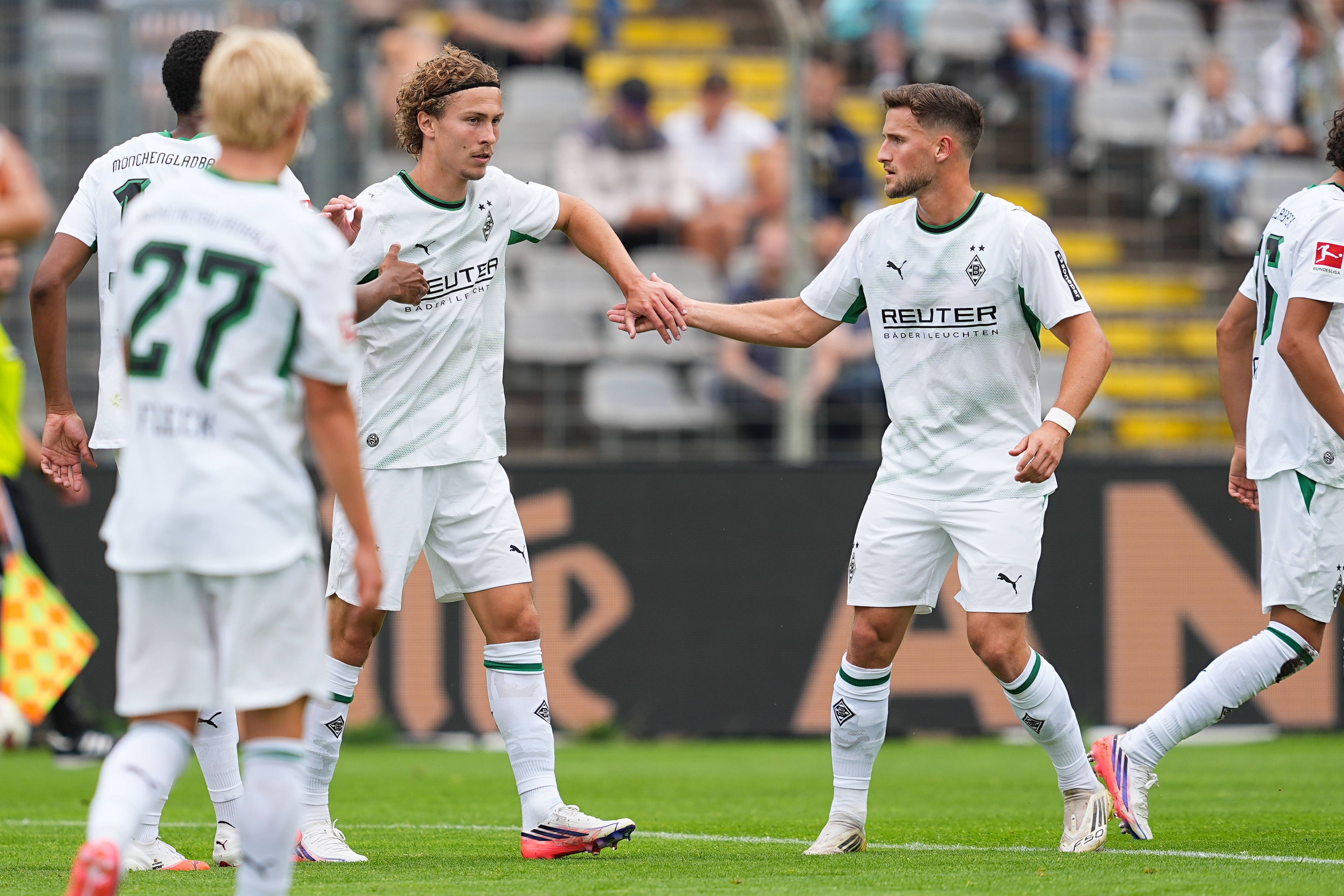 Hugo Bolin und Enzo Leopold klatschen sich beim Spiel ab.