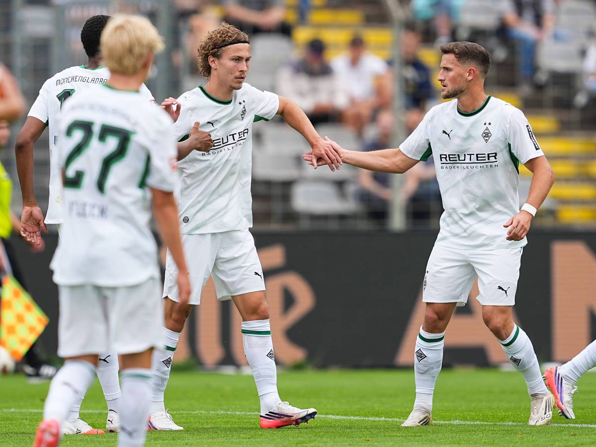 Hugo Bolin und Enzo Leopold klatschen sich beim Spiel ab.