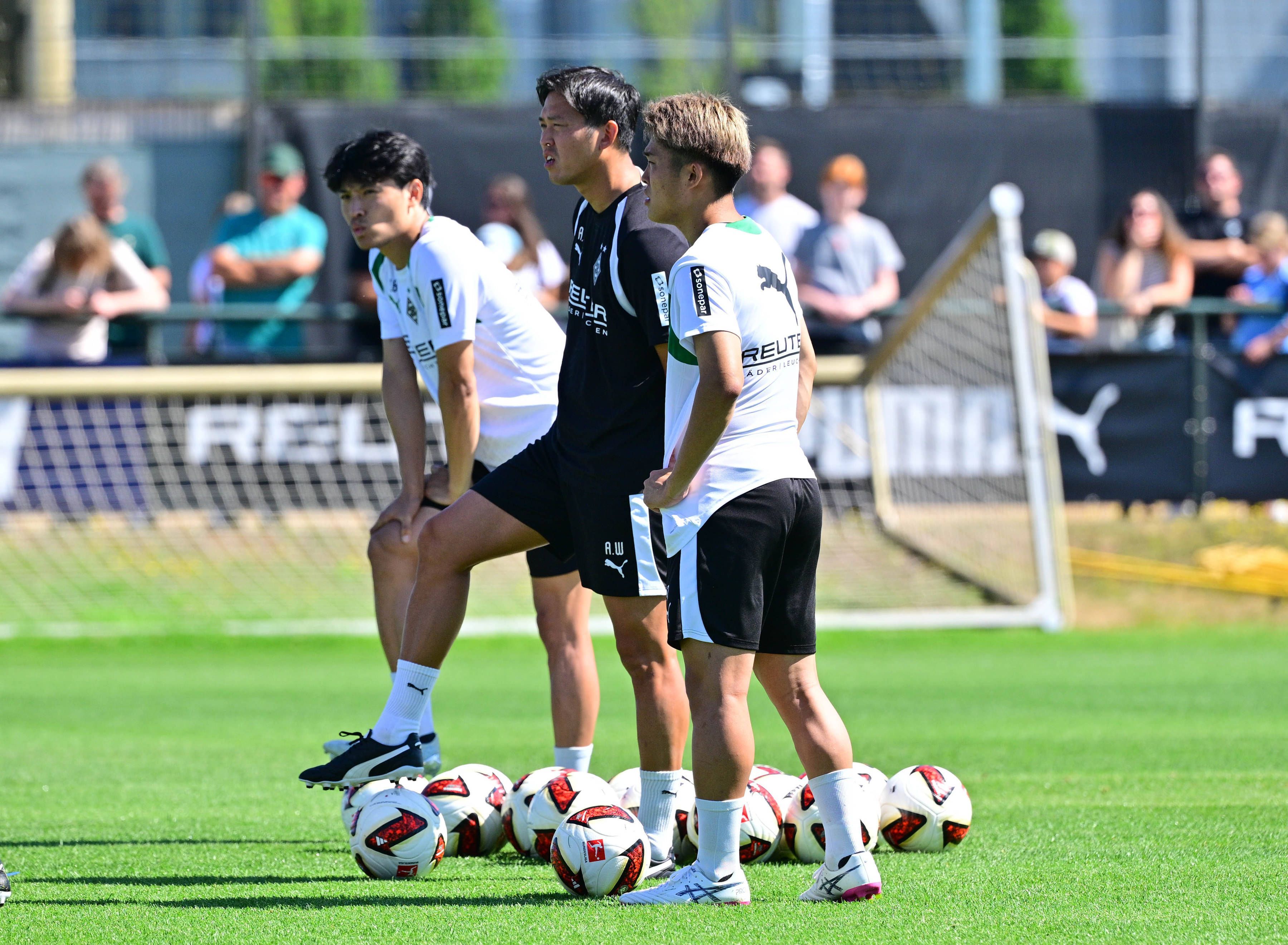 Shuto Machino und Zento Uno sowie Dolmetscher Atsushi Waki auf dem Trainingsplatz.