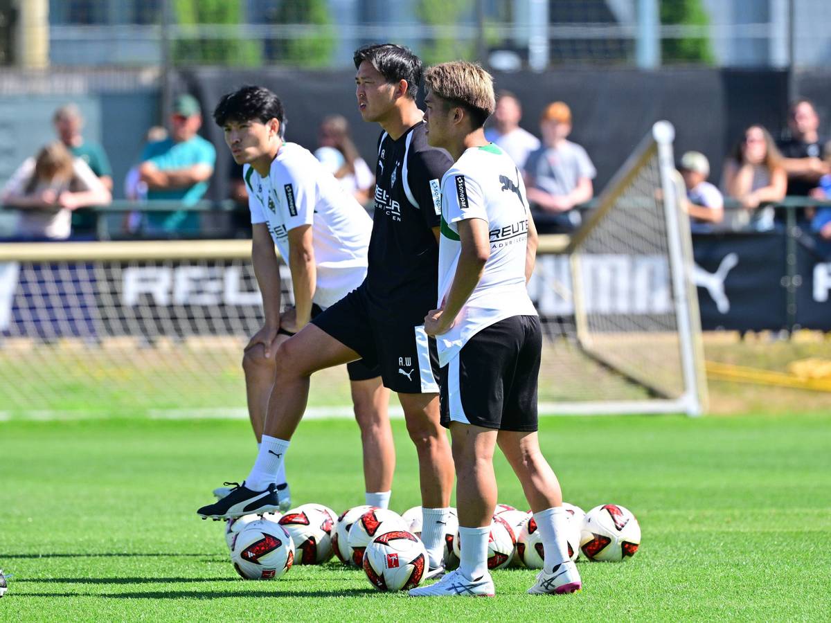 Shuto Machino und Zento Uno sowie Dolmetscher Atsushi Waki auf dem Trainingsplatz.