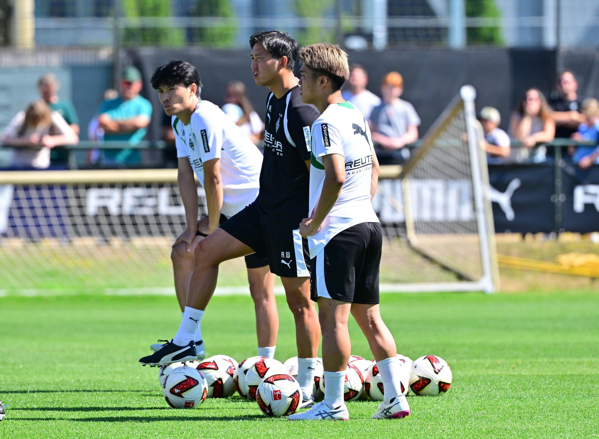 Shuto Machino und Zento Uno sowie Dolmetscher Atsushi Waki auf dem Trainingsplatz.