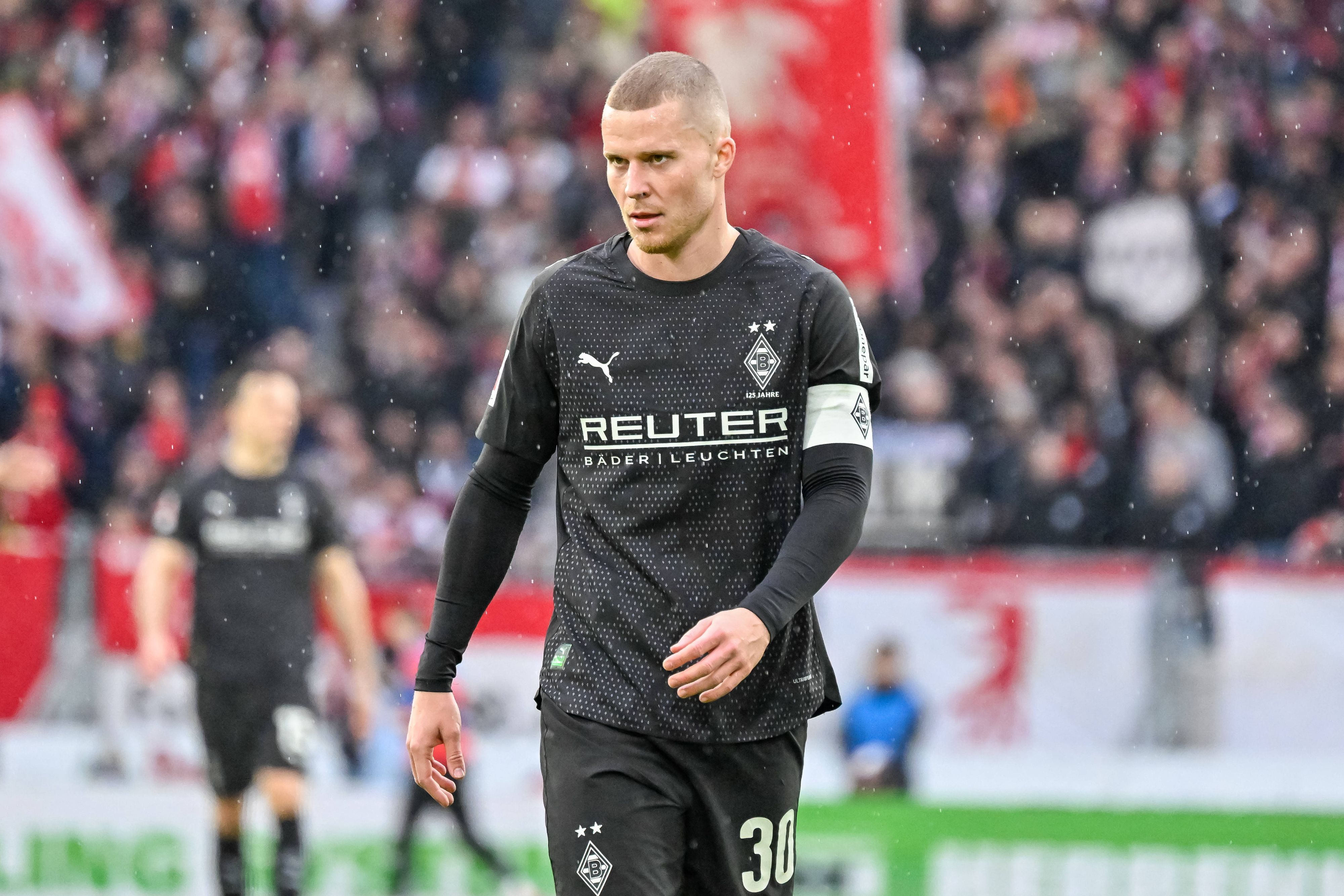 Nico Elvedi im schwarzen Gladbach-Trikot.