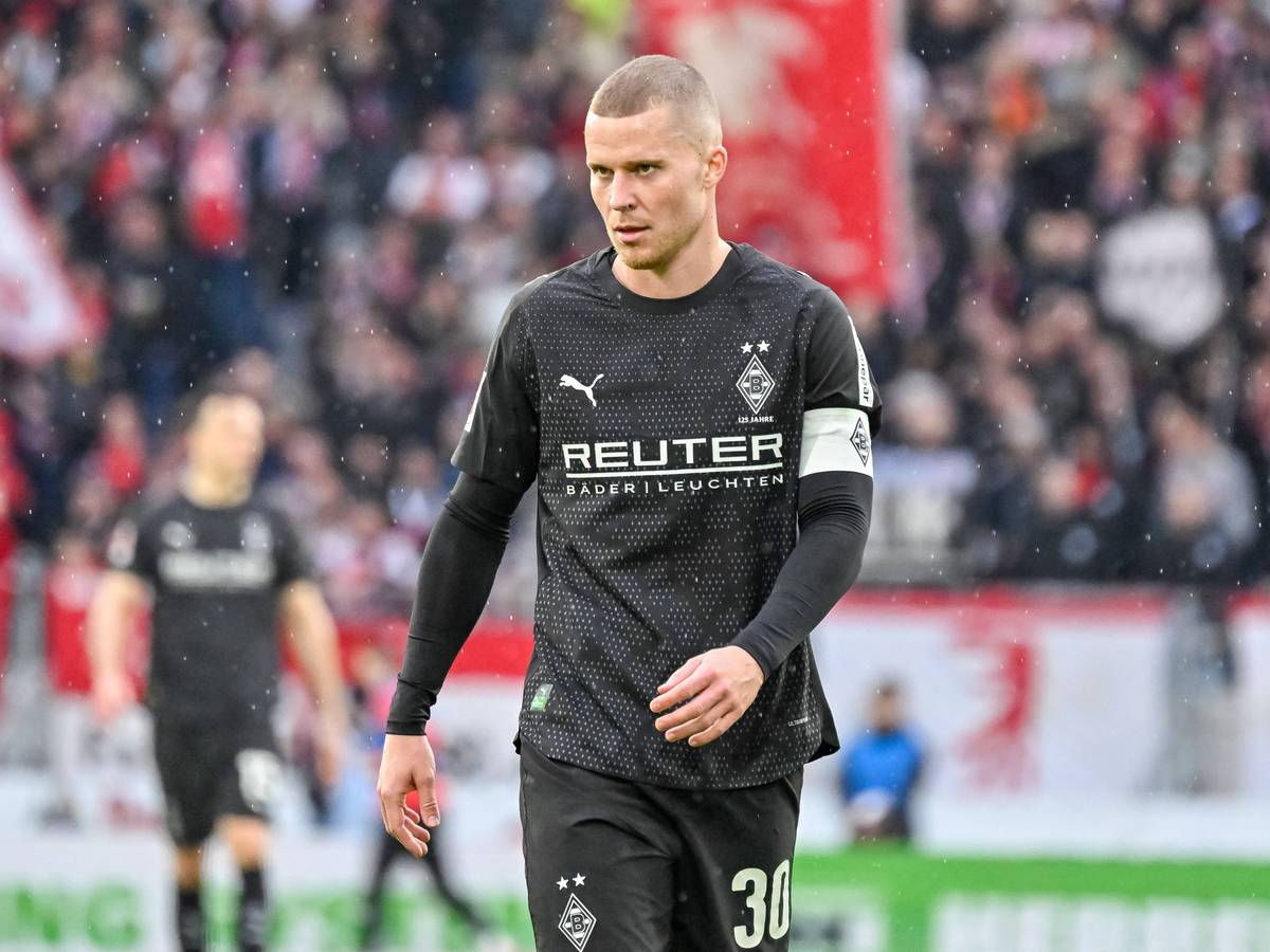 Nico Elvedi im schwarzen Gladbach-Trikot.