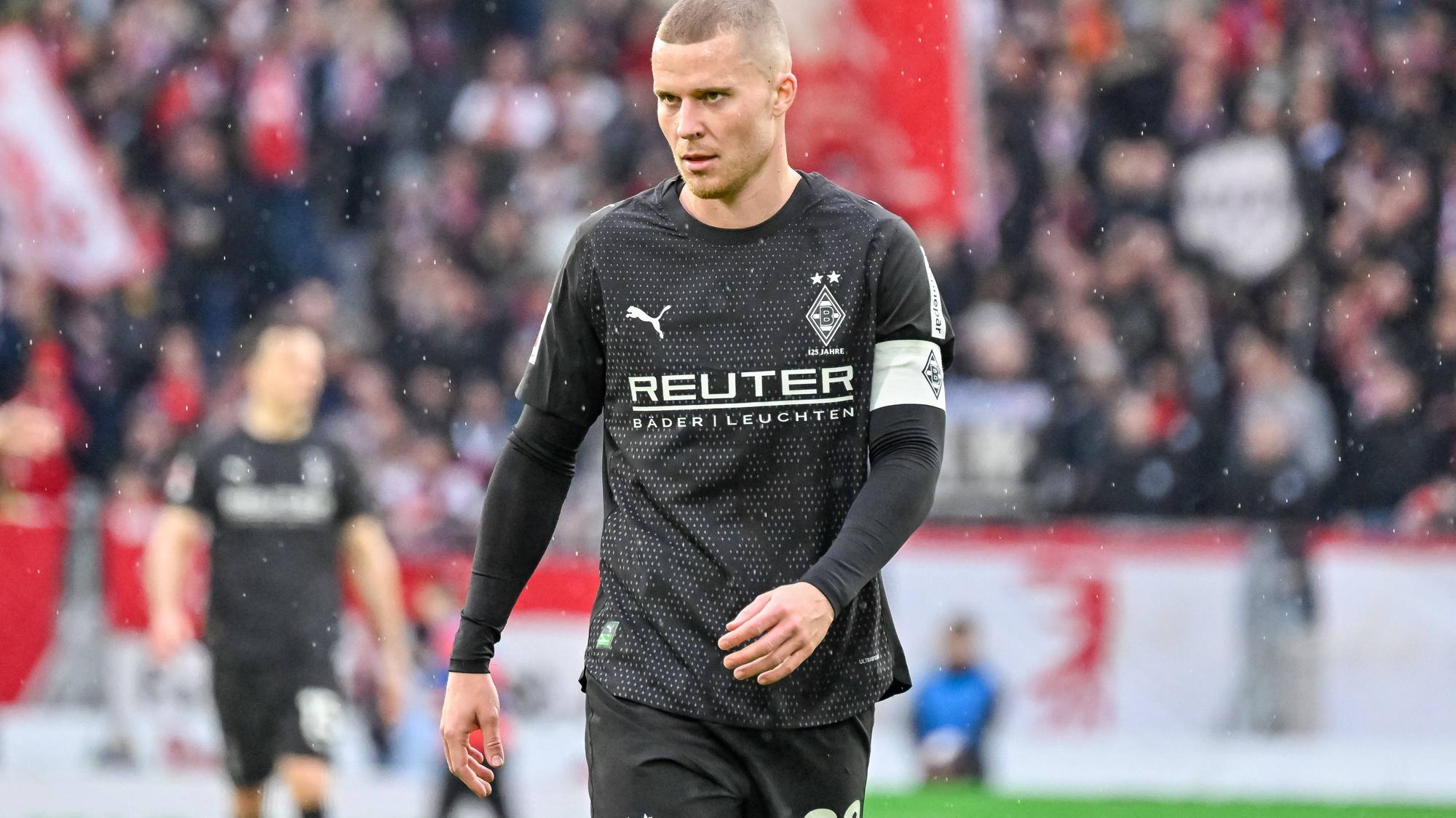 Nico Elvedi im schwarzen Gladbach-Trikot.