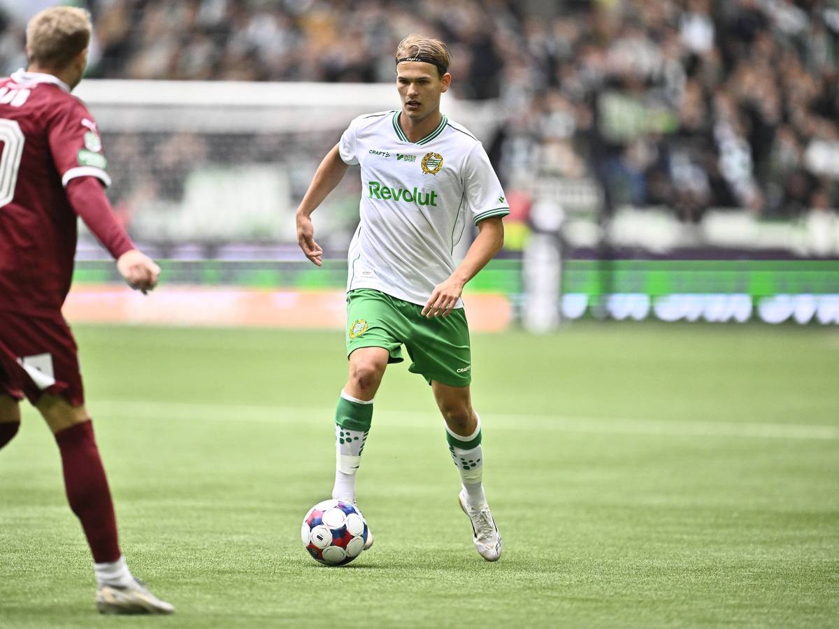 Markus Karlsson am Ball.