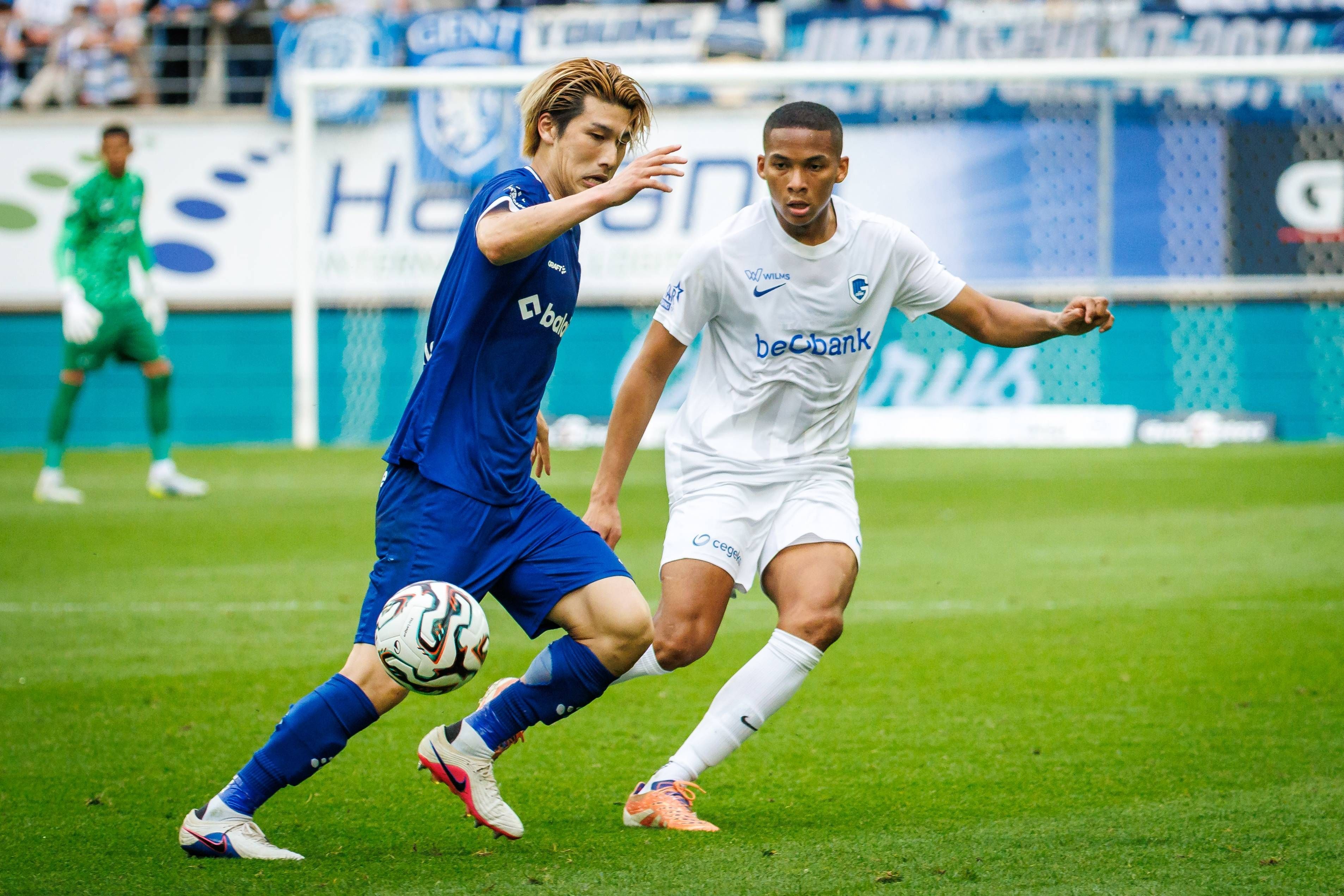 Daiki Hashioka (l.) im Zweikampf mit Adrian Palacios.