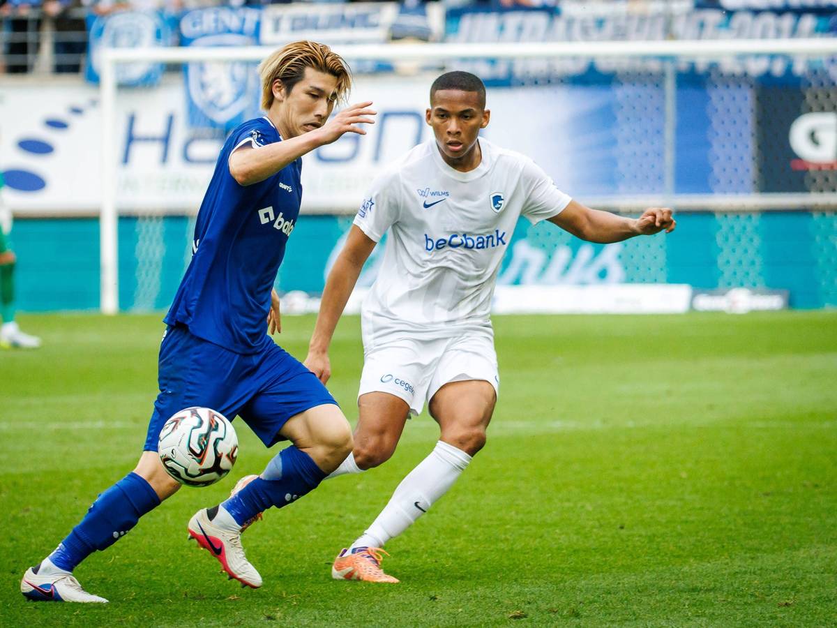 Daiki Hashioka (l.) im Zweikampf mit Adrian Palacios.