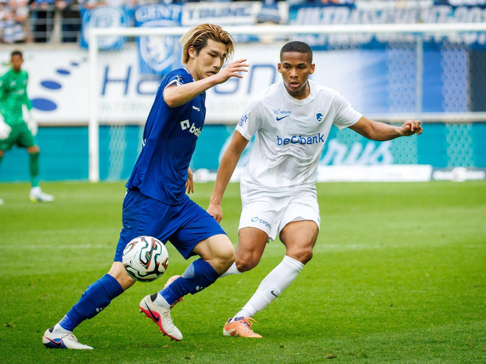Daiki Hashioka (l.) im Zweikampf mit Adrian Palacios.