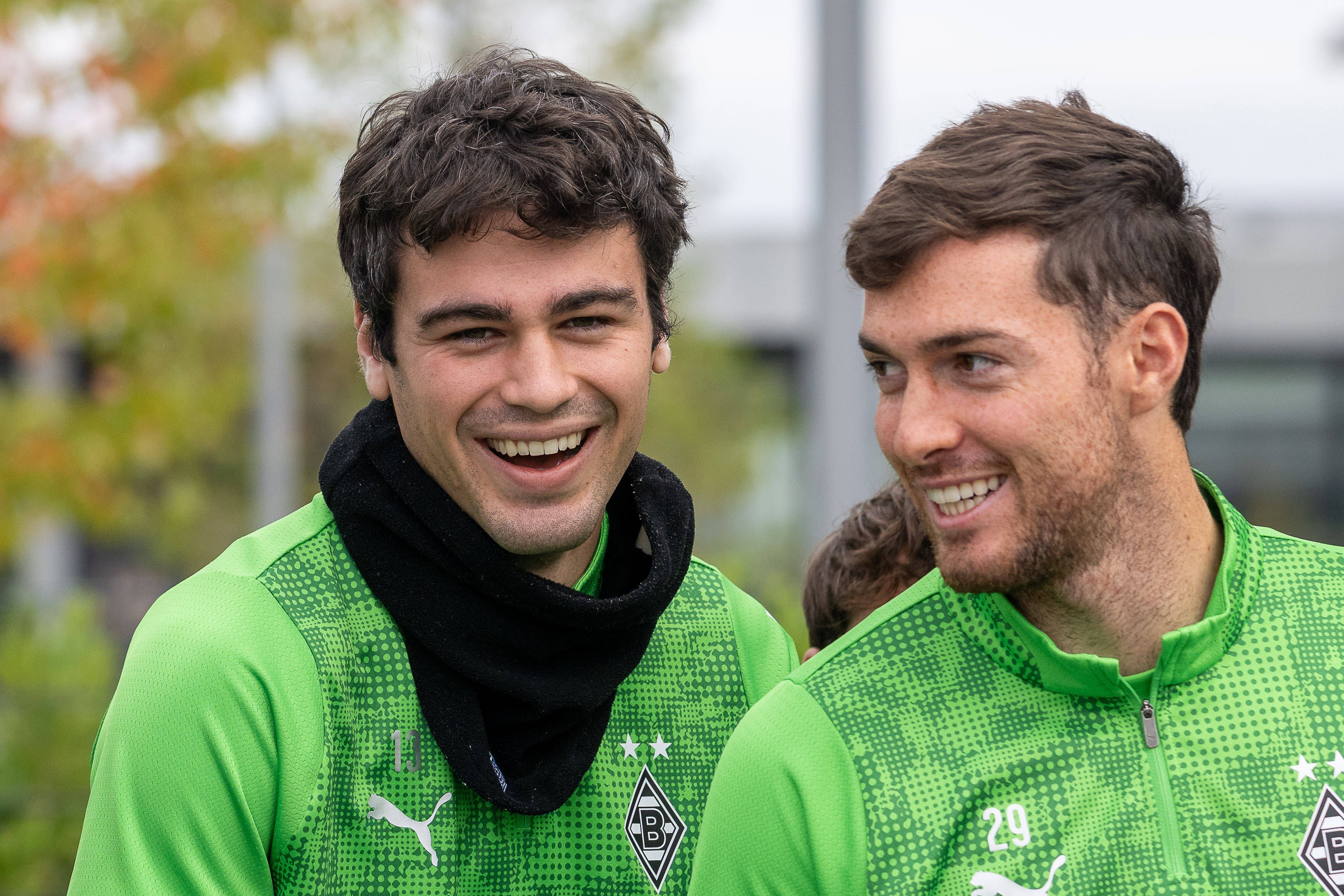 Giovanni Reyna (l.) und Joe Scally mit guter Laune beim Training.