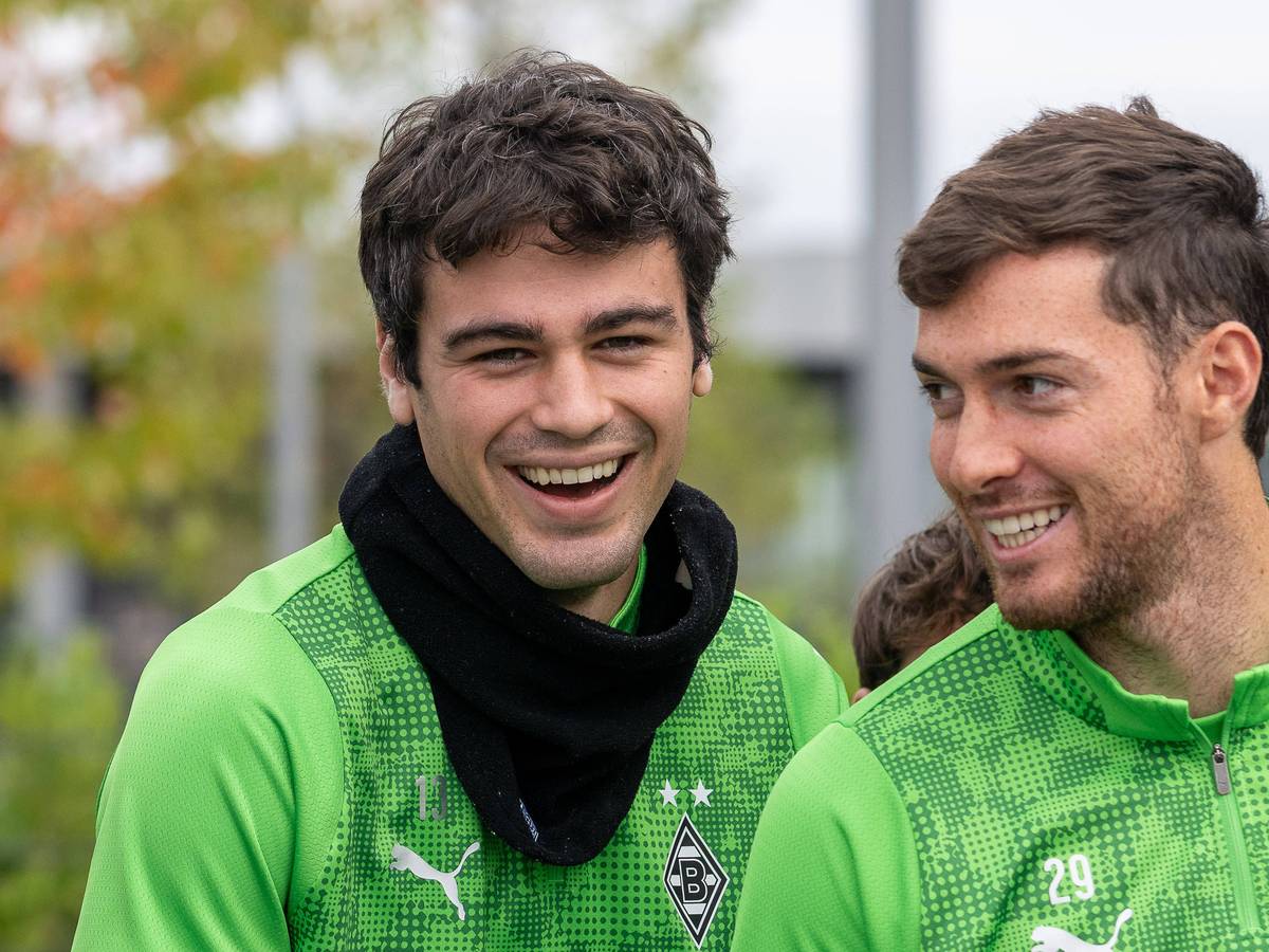 Giovanni Reyna (l.) und Joe Scally mit guter Laune beim Training.
