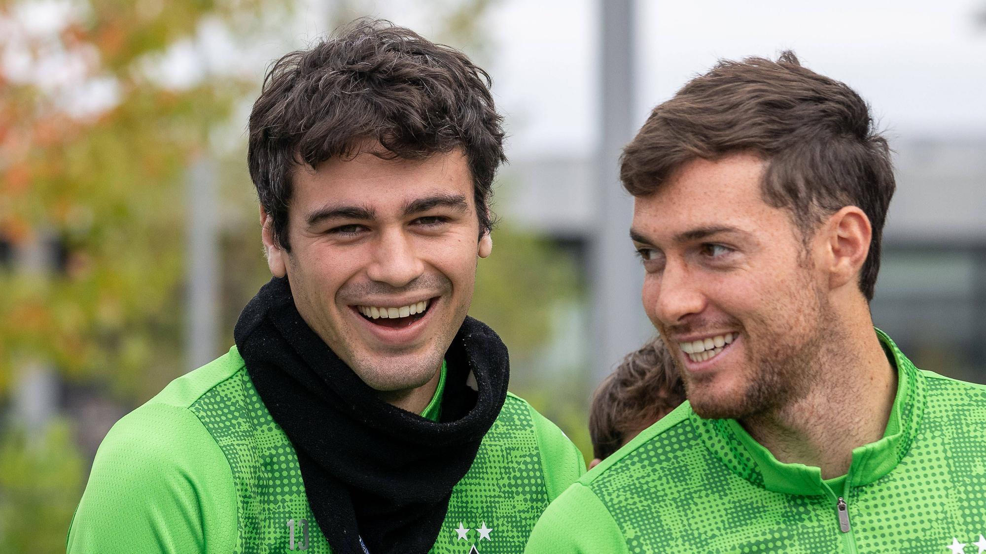 Giovanni Reyna (l.) und Joe Scally mit guter Laune beim Training.