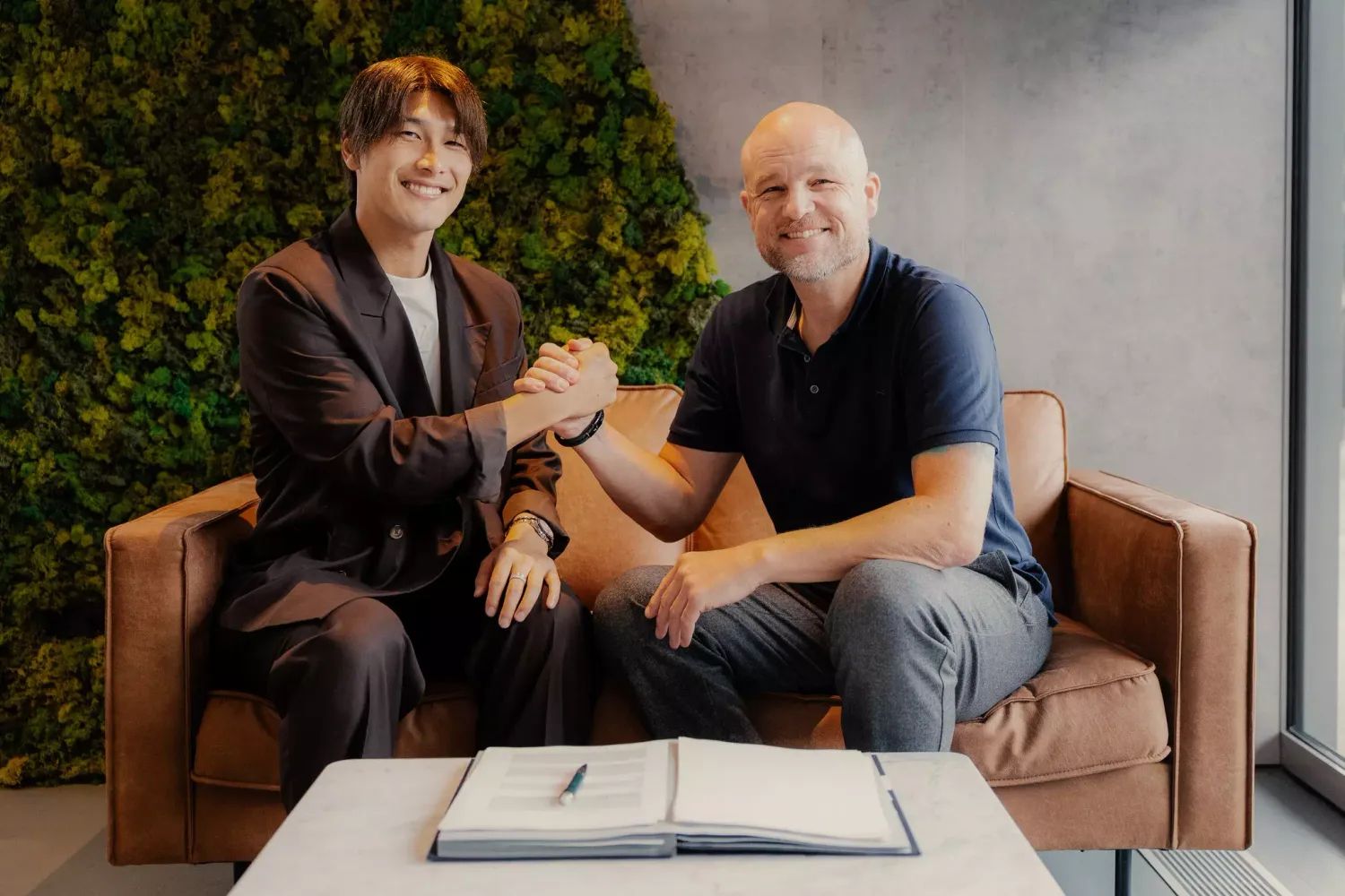 Daiki Hashioka und Rouven Schröder schlagen ein.