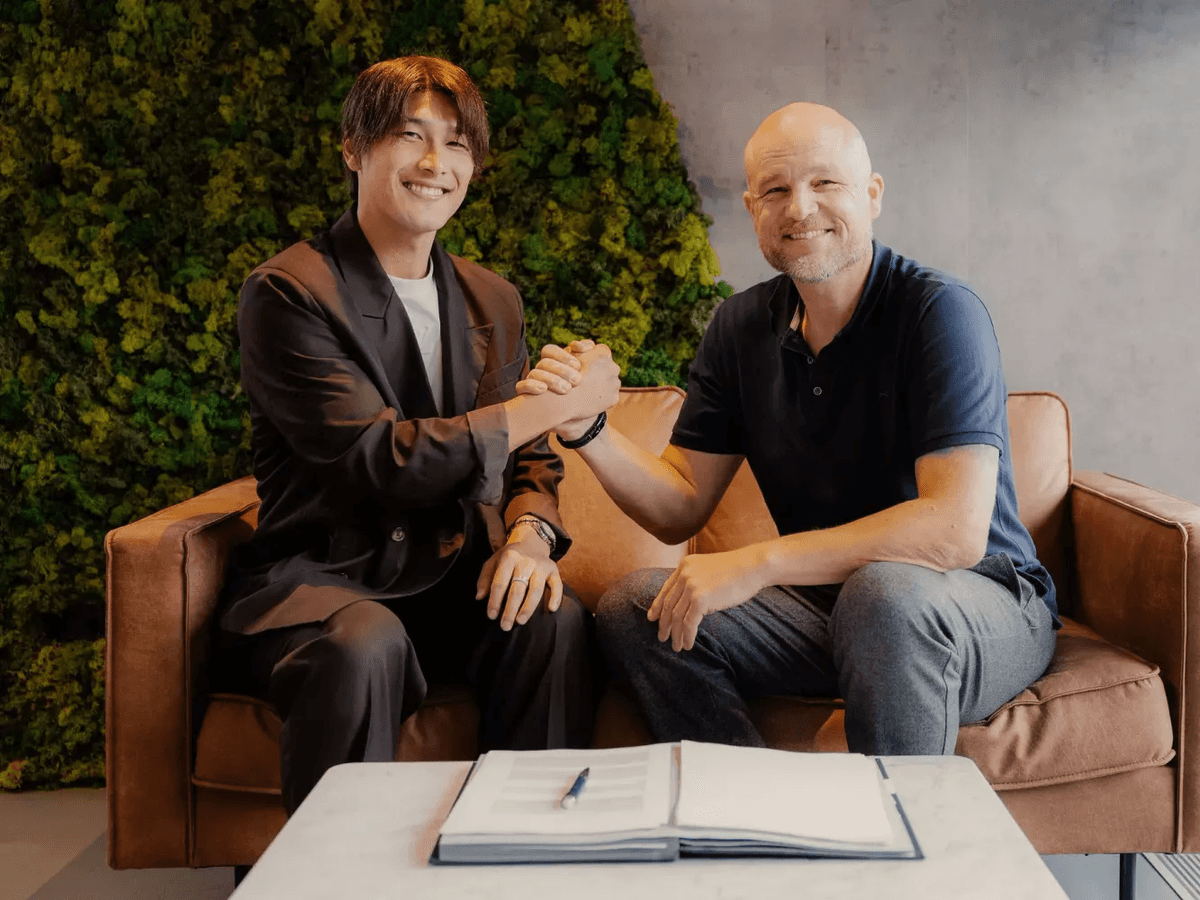 Daiki Hashioka und Rouven Schröder schlagen ein.
