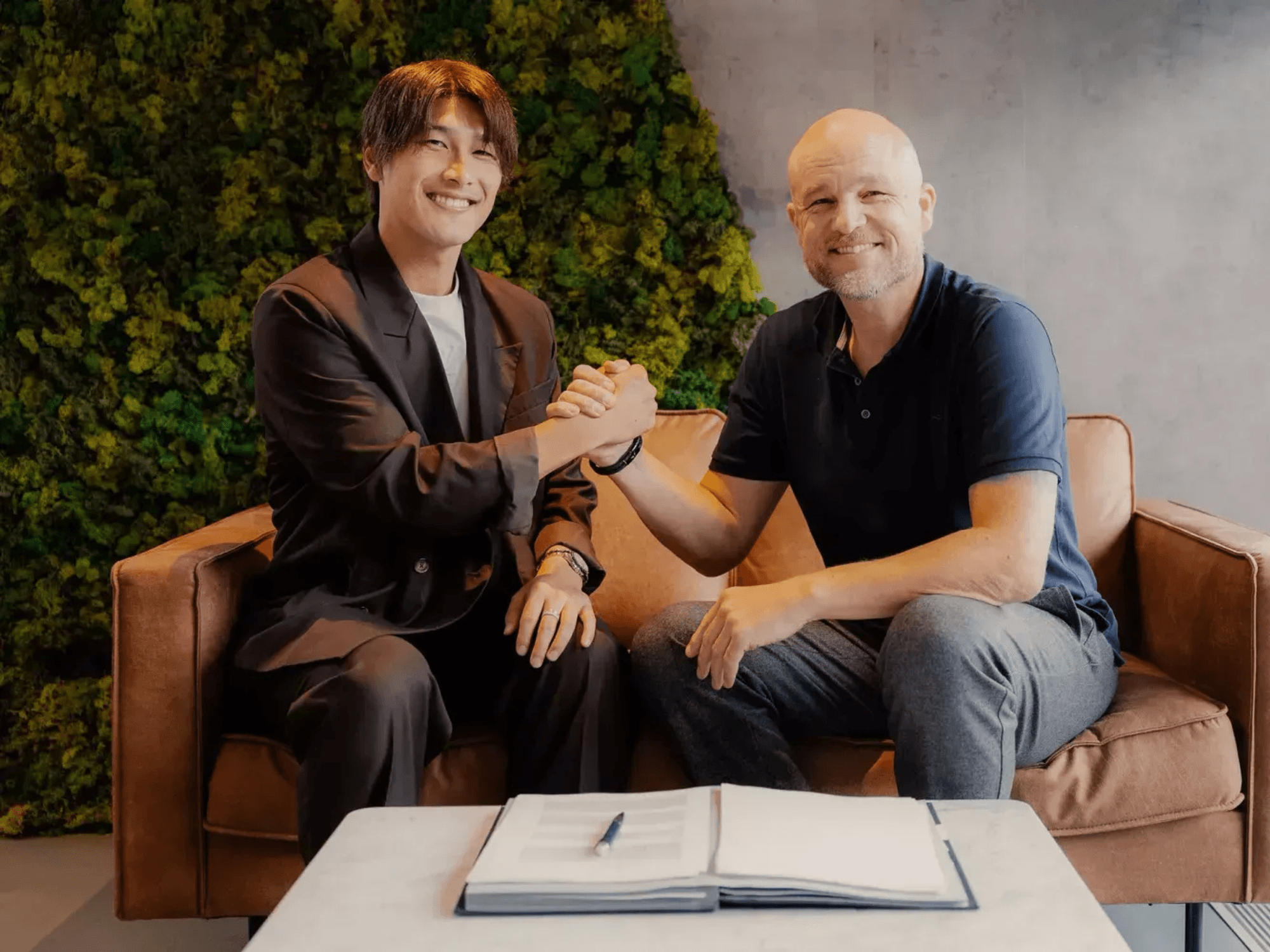 Daiki Hashioka und Rouven Schröder schlagen ein.