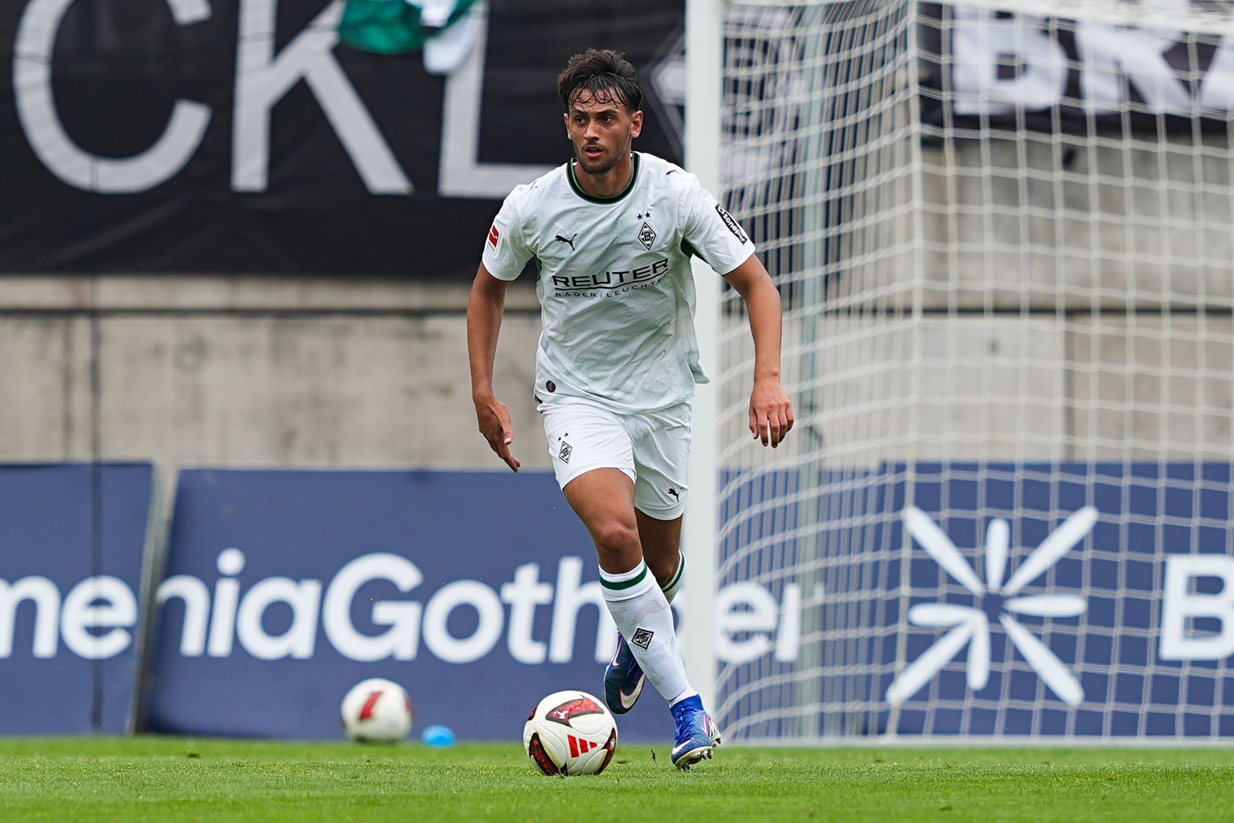 Fabio Chiarodia ist für Borussia Mönchengladbach am Ball.
