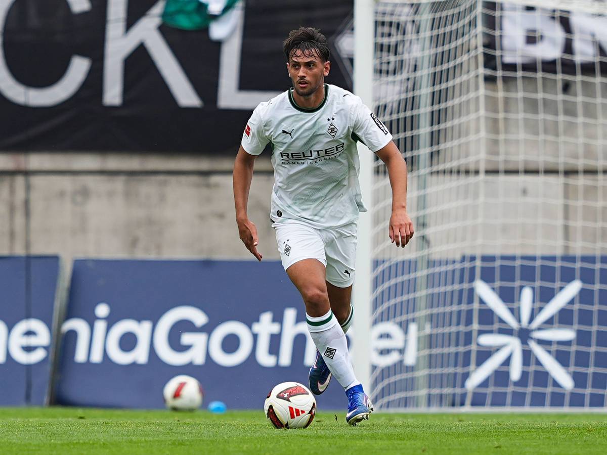 Fabio Chiarodia ist für Borussia Mönchengladbach am Ball.