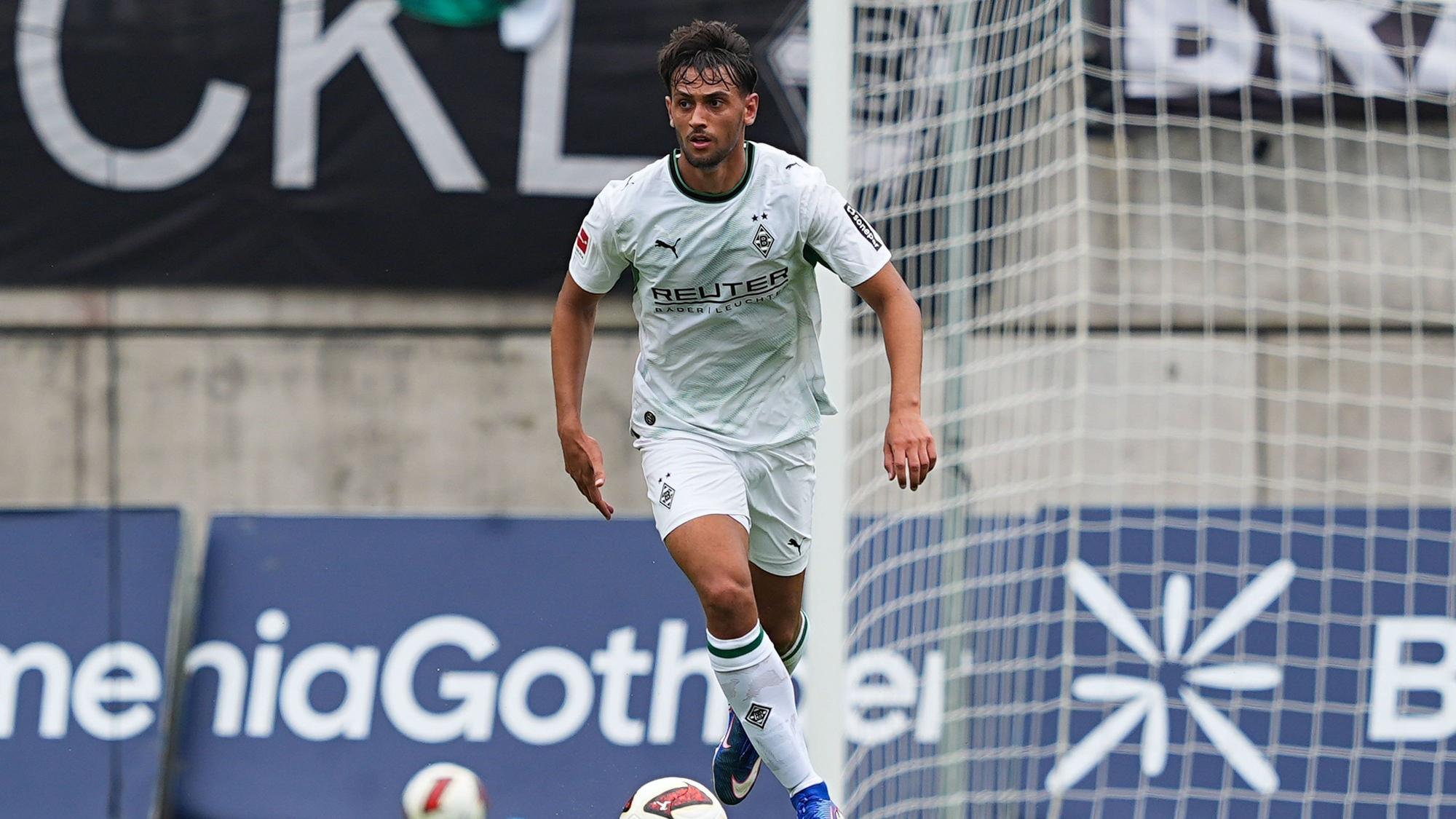 Fabio Chiarodia ist für Borussia Mönchengladbach am Ball.