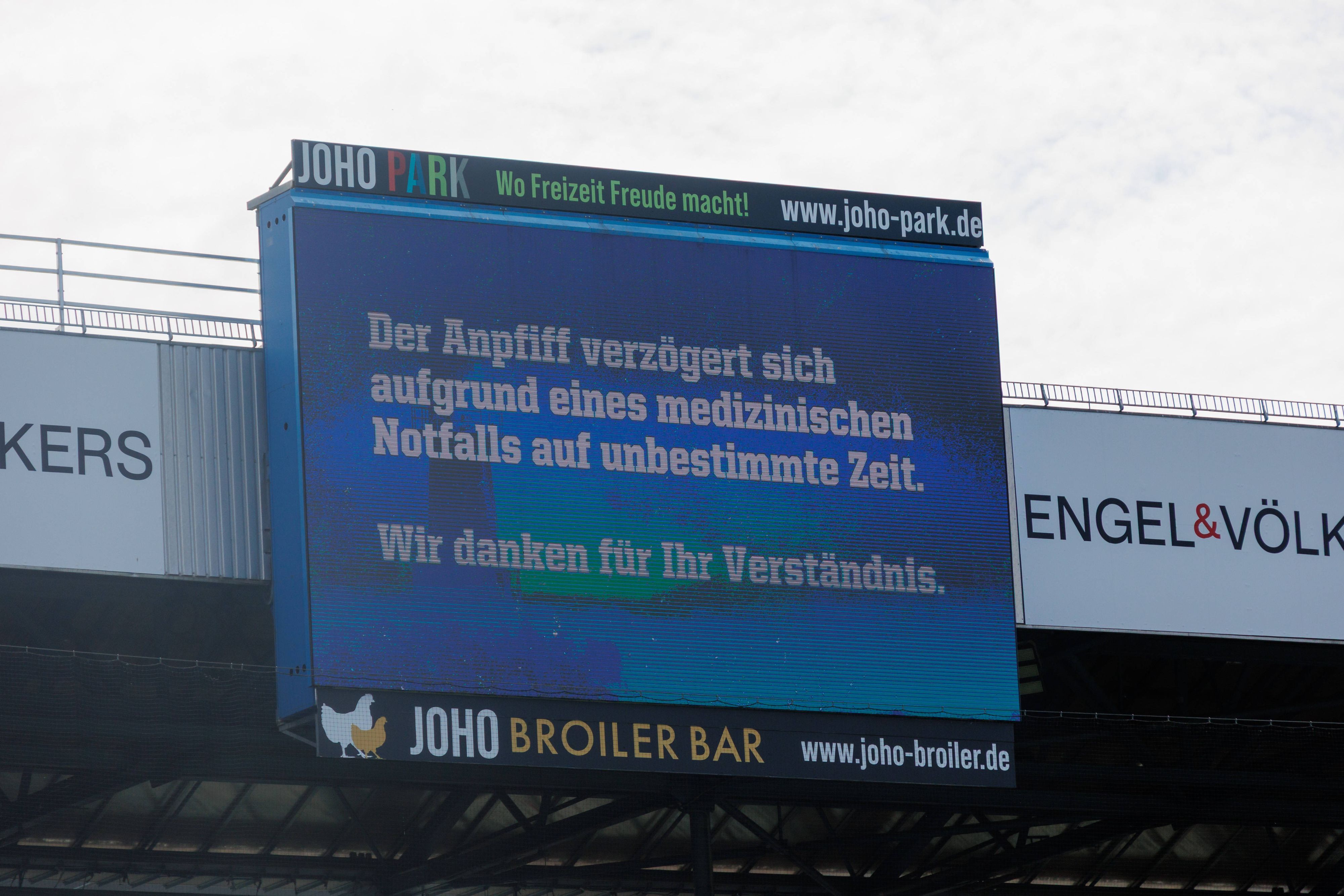 Stadionanzeige mit Meldung zu Spielverzögerung