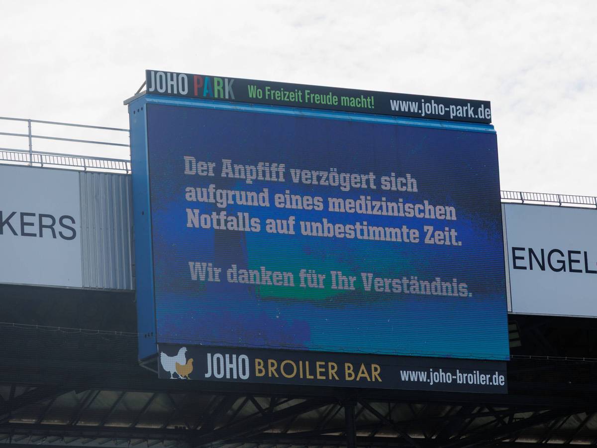 Stadionanzeige mit Meldung zu Spielverzögerung