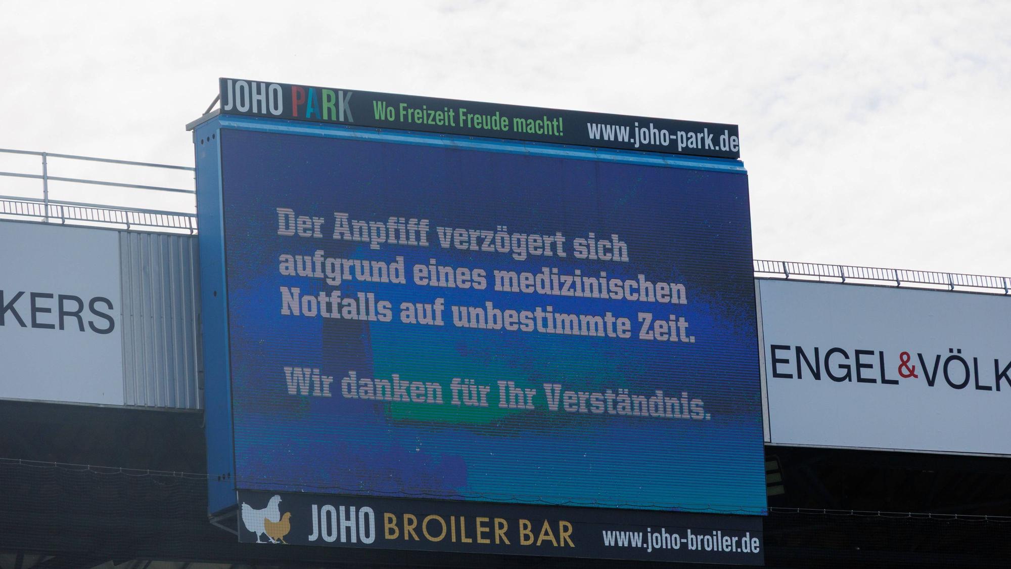 Stadionanzeige mit Meldung zu Spielverzögerung