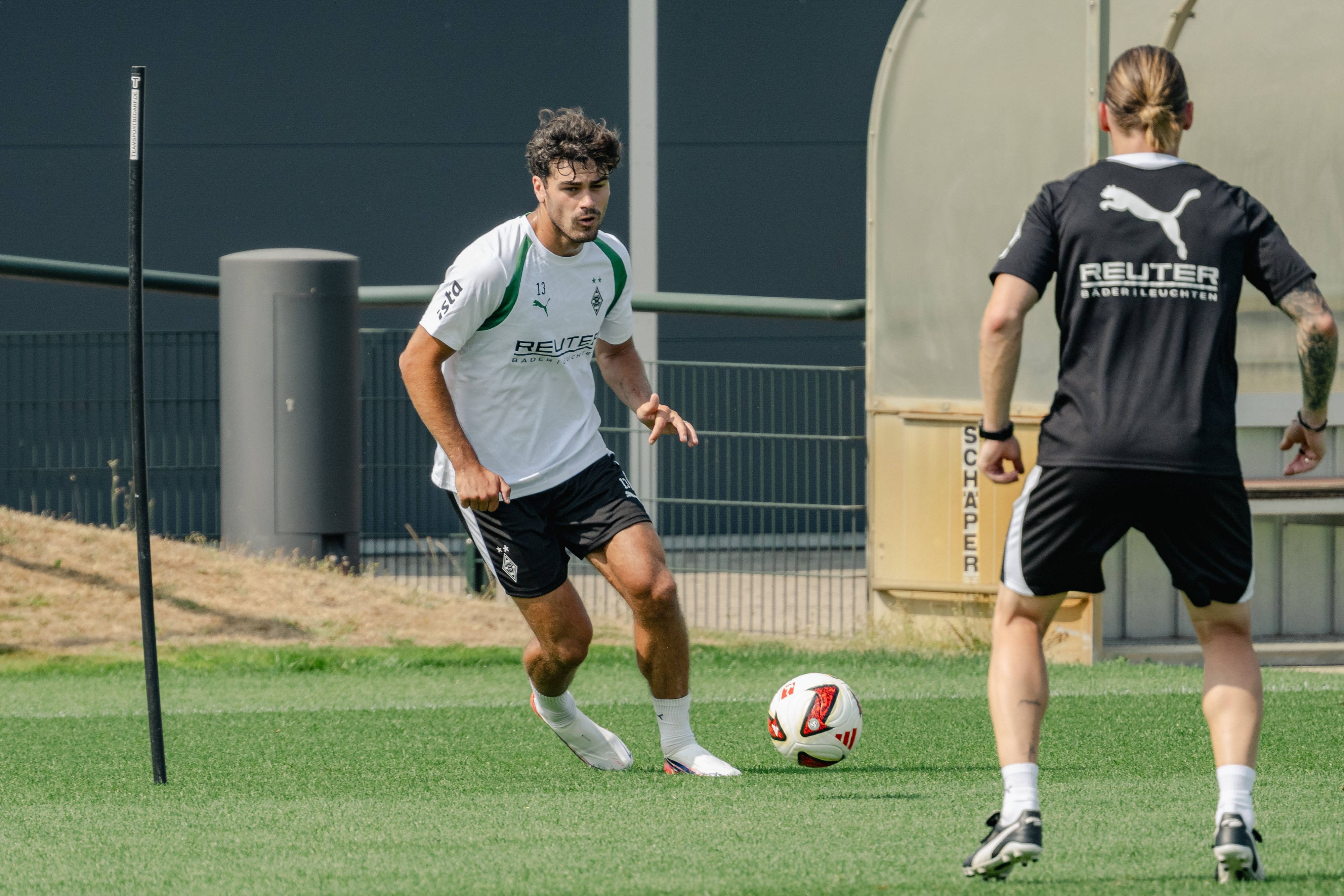 Giovanni Reyna im Training am Ball.